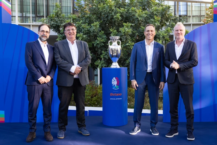 Από αριστερά προς τα δεξιά: Julio Iglesias Hernando, Chief Commercial Officer – Kaizen Gaming, Θεόδωρος Θεοδωρίδης, Γενικός Γραμματέας – UEFA, Γιώργος Δασκαλάκης, Co-Founder και CEO – Kaizen Gaming, Guy Laurent Epstein, Executive Director of Marketing – UEFA.