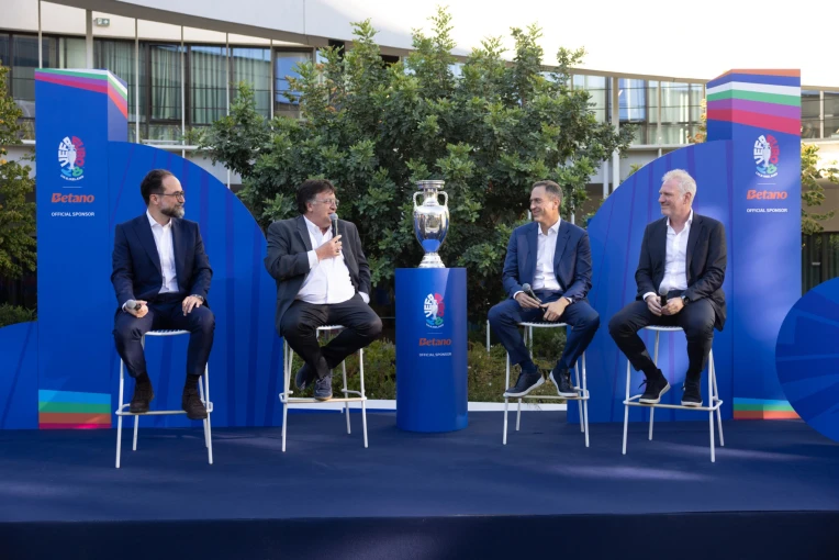 Από αριστερά προς τα δεξιά: Julio Iglesias Hernando, Chief Commercial Officer – Kaizen Gaming, Θεόδωρος Θεοδωρίδης, Γενικός Γραμματέας – UEFA, Γιώργος Δασκαλάκης, Co-Founder και CEO – Kaizen Gaming, Guy Laurent Epstein, Executive Director of Marketing – UEFA.