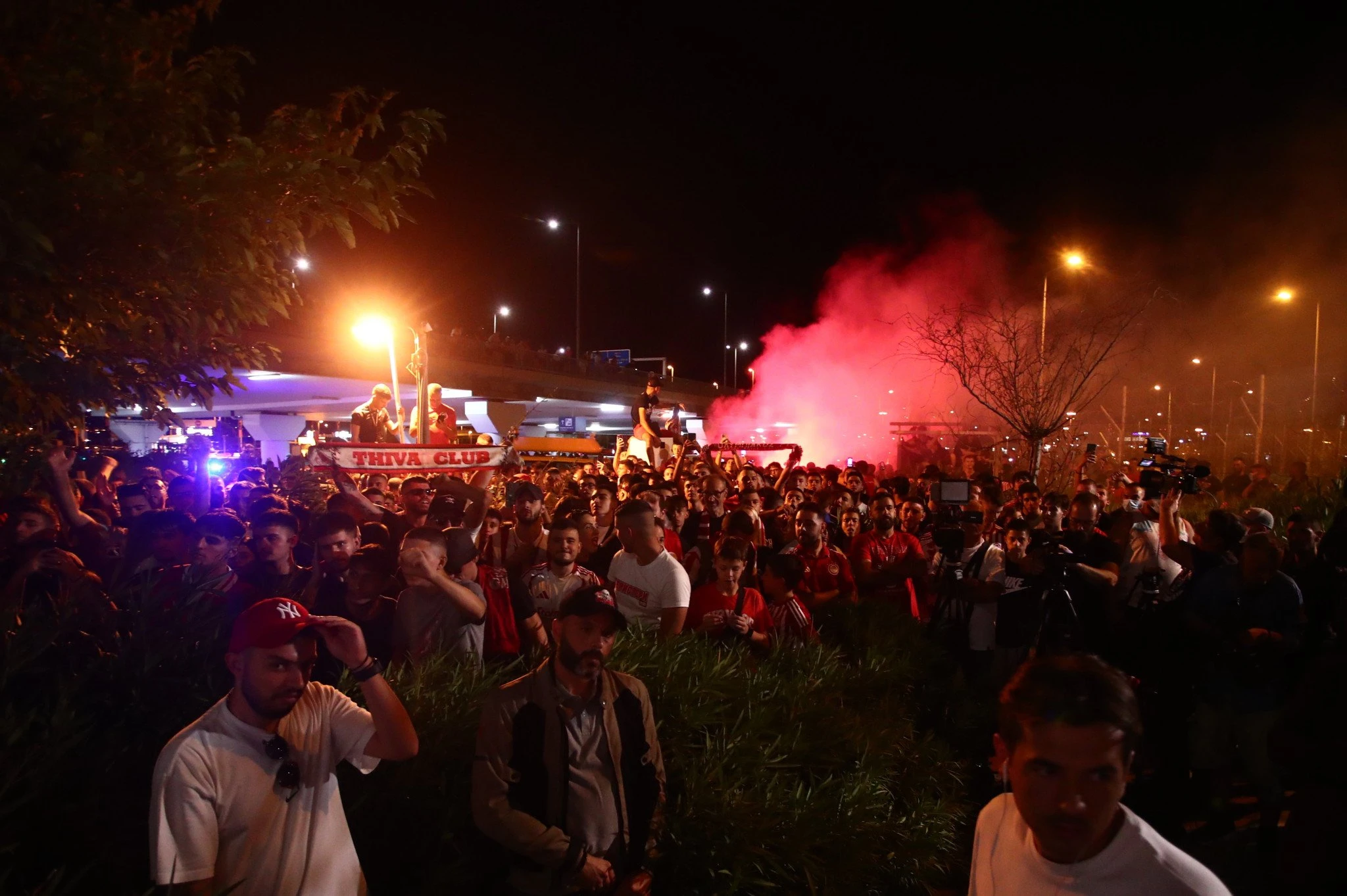 Οι φίλοι του Ολυμπιακού στο αεροδρόμιο για τον Ντάνιελ Ποντένσε / Πηγή: Eurokinissi