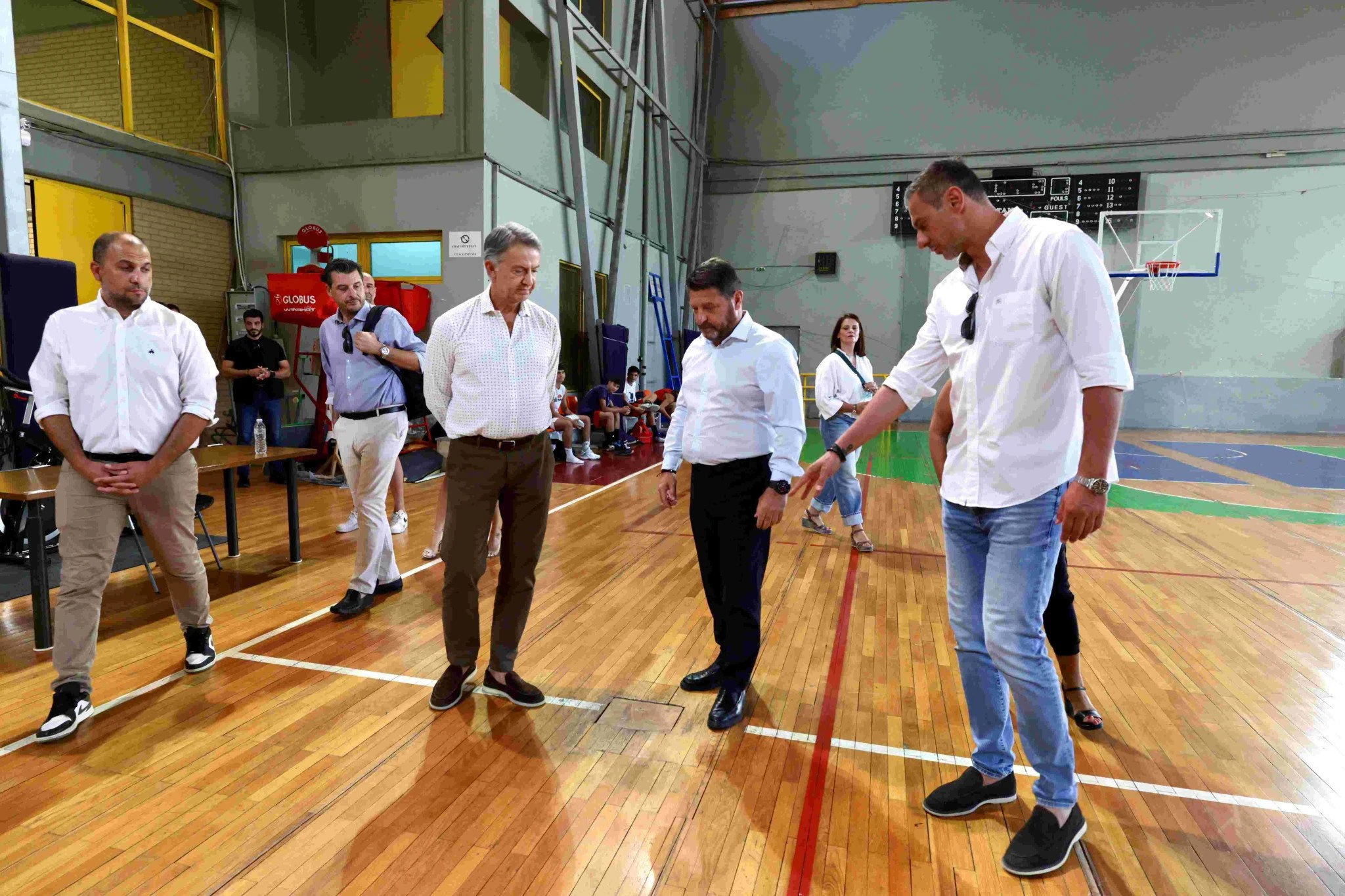 Ο Περιφερειάρχης Νίκος Χαρδαλιάς στην επίσκεψή του στο κλειστό Μετς / Πηγή: Intime