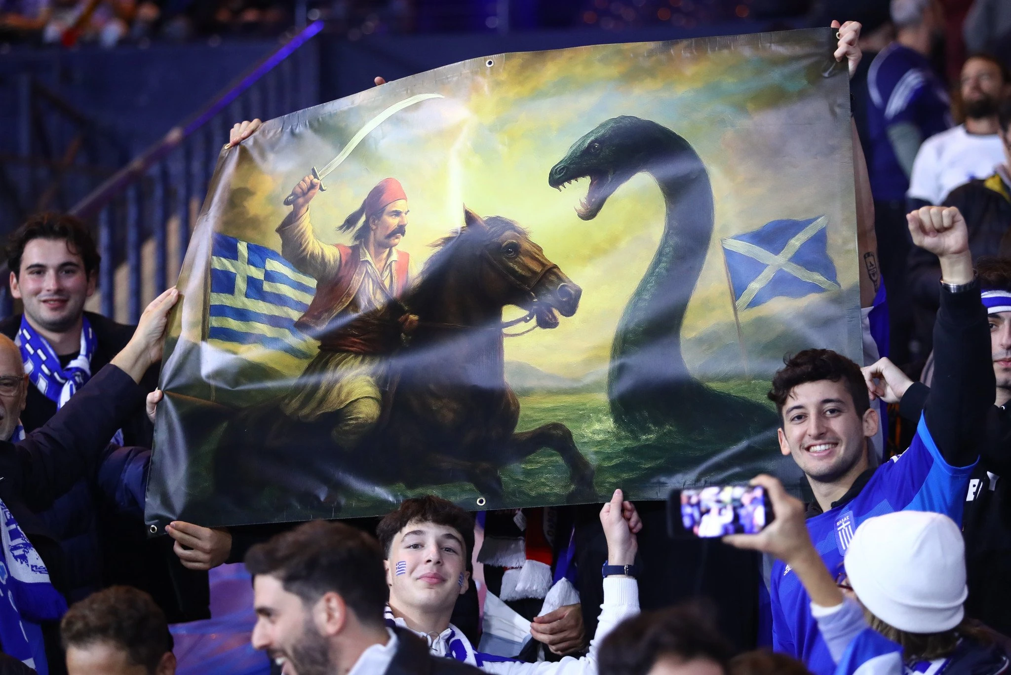 Το πανό με τον Γεώργιο Καραϊσκάκη αντιμέτωπο με το... τέρας του Λοκ Νες / Πηγή: Eurokinissi