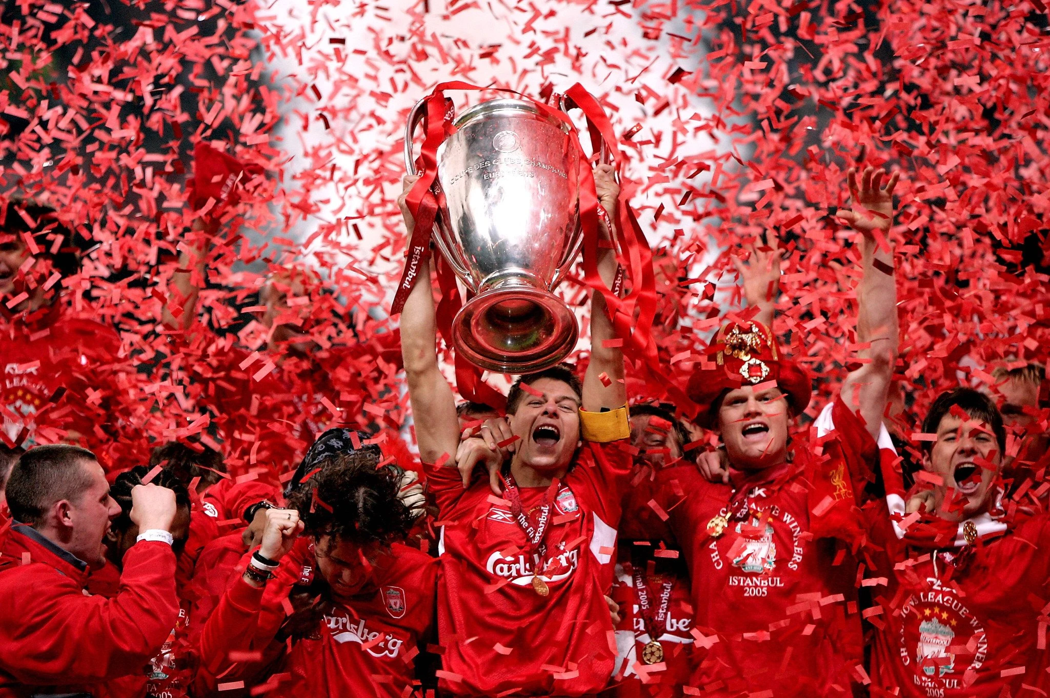 Ο Στίβεν Τζέραρντ σηκώνει το τρόπαιο του Champions League / Πηγή: Imago