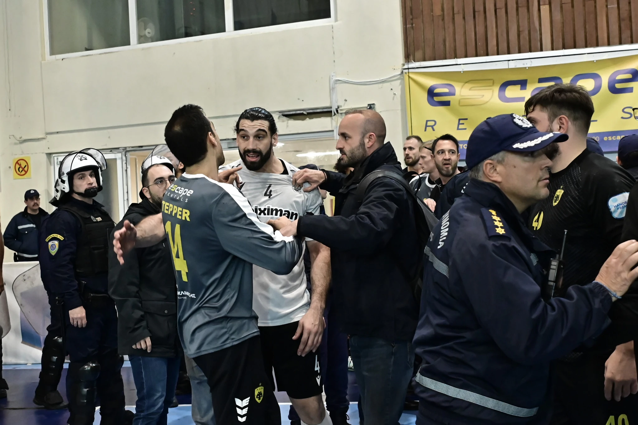 Στιγμή από την ένταση ανάμεσα σε παίκτες του ΠΑΟΚ και της ΑΕΚ στον προημιτελικό του Κυπέλλου Ελλάδας / Πηγή: Eurokinissi