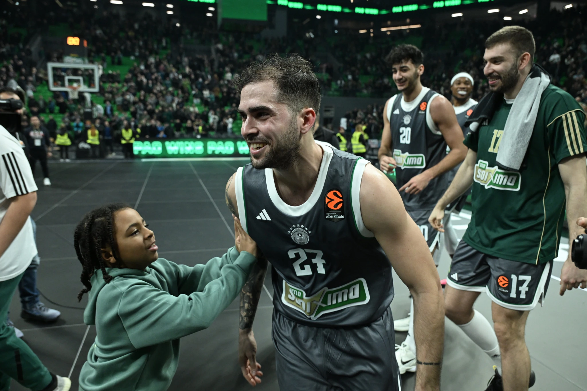 Ο Βασίλης Τολιόπουλος με τα παιδιά των συμπαικτών του /πηγή: stolis.gr