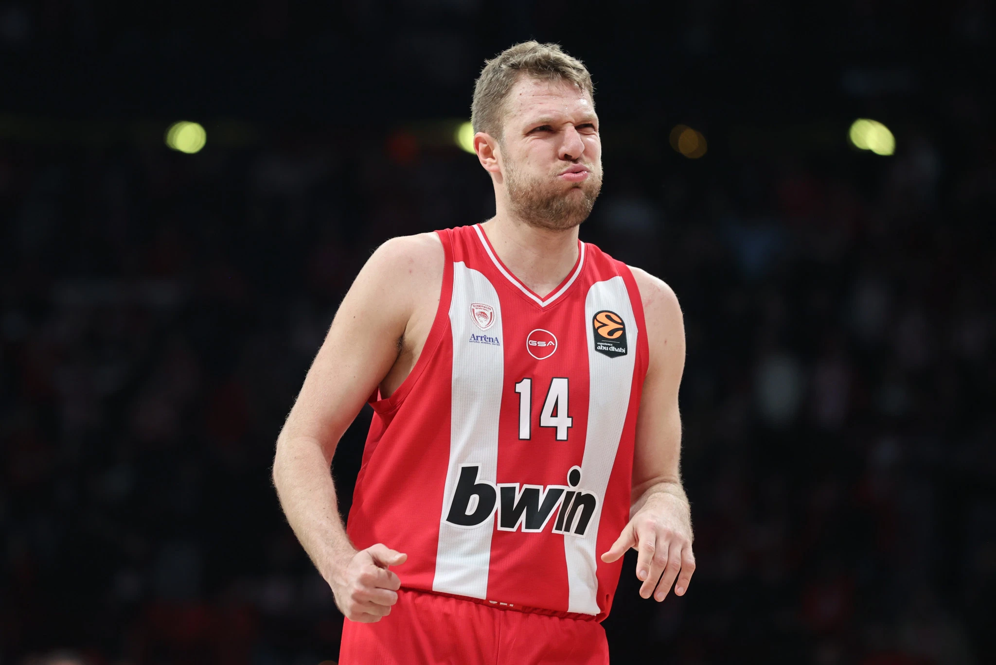 Ο Σάσα Βεζένκοφ πανηγυρίζει το τρίποντό του, Πηγή: Intime