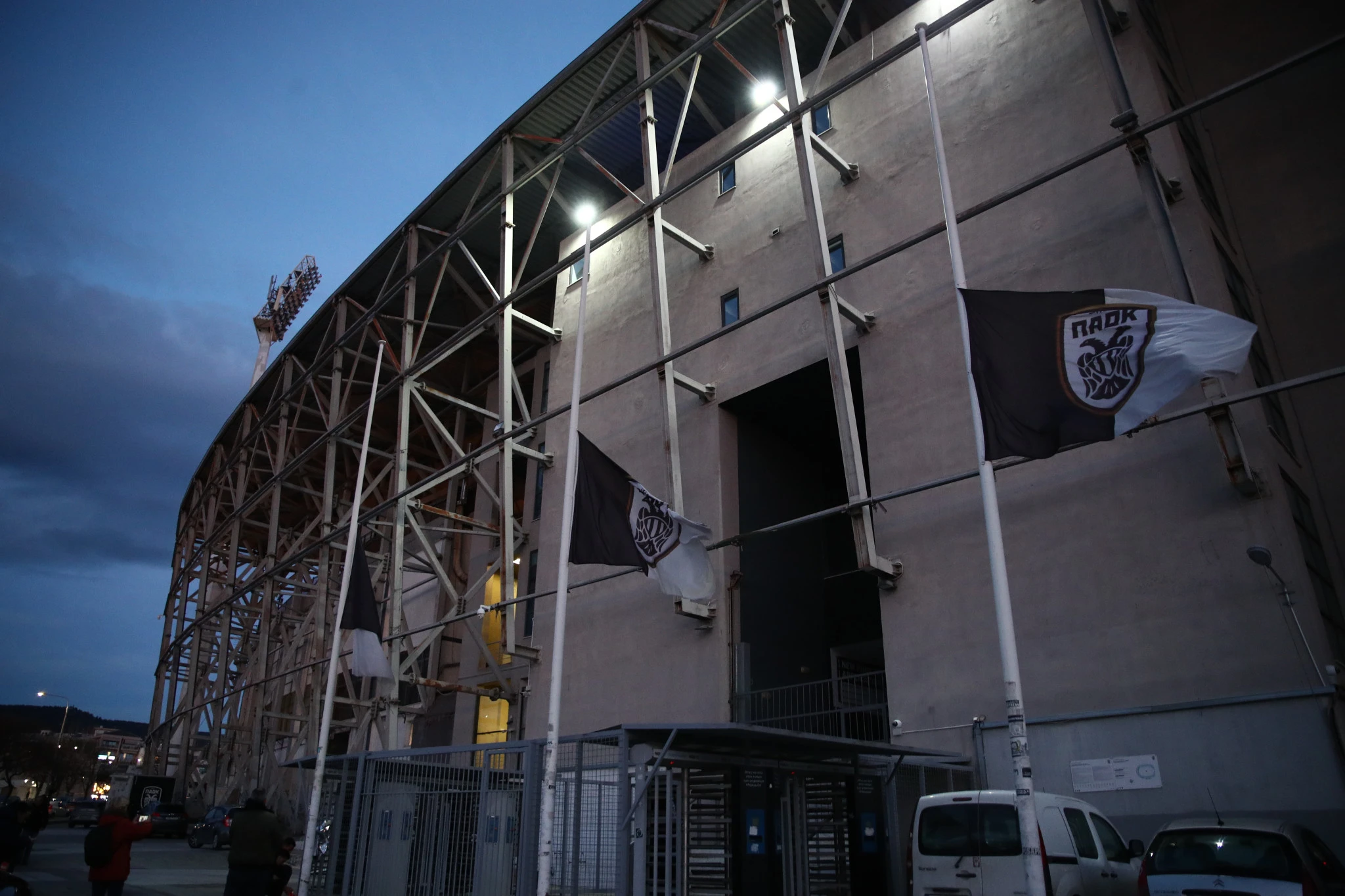 Μεσίστιες σημαίες του ΠΑΟΚ στην Τούμπα / Πηγή: Eurokinissi