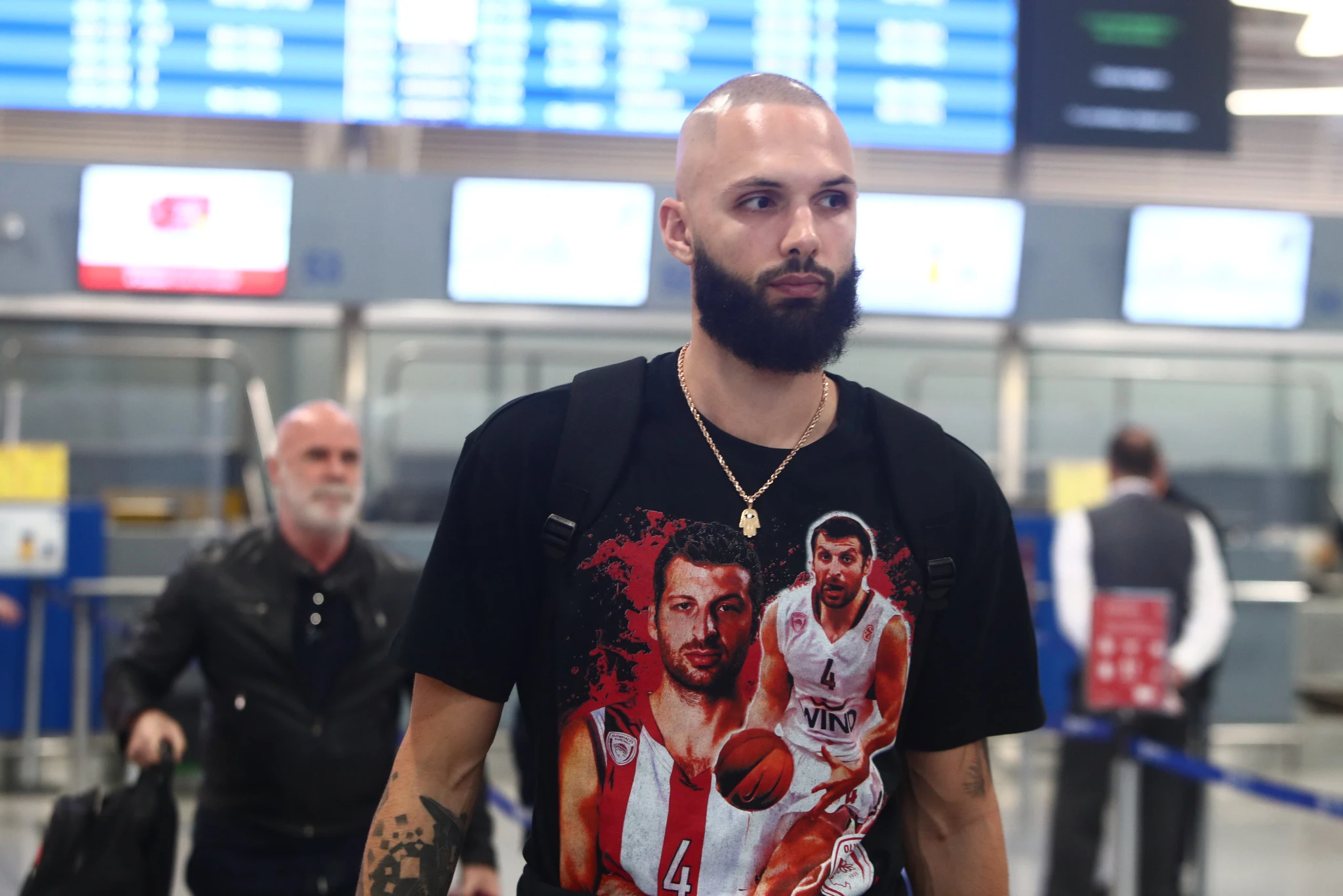Ο Εβάν Φουρνιέ στο αεροδρόμιο με μπλούζα Παπαλουκά, Πηγή: Eurokinissi
