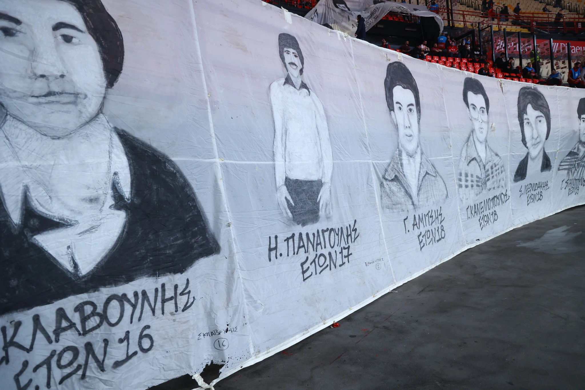 Το πανό με τα πρόσωπά των θυμάτων της τραγωδίας της Θύρας 7 / πηγή: intime