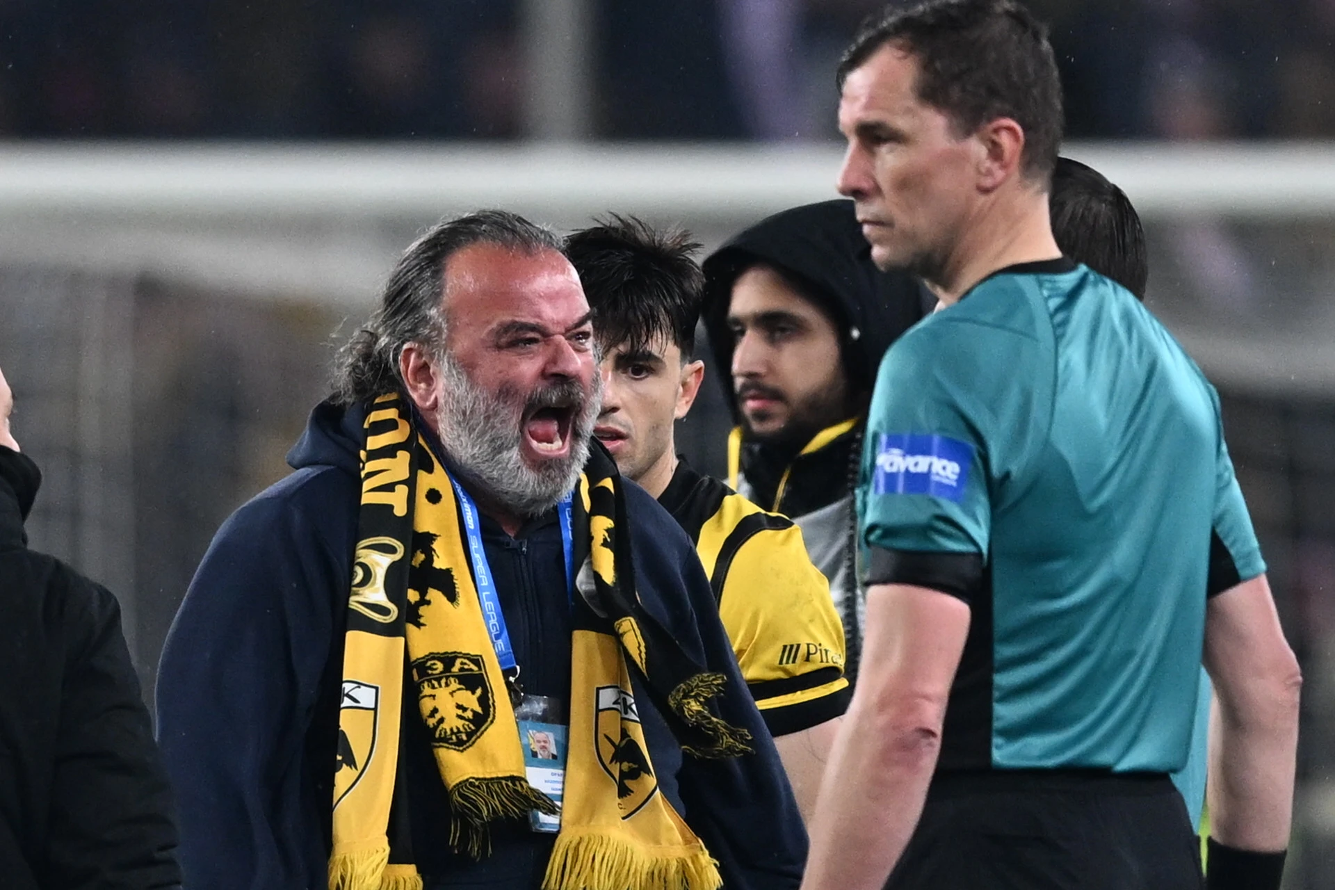 Έξαλλος ο Μάριος Ηλιόπουλος με τους διαιτητές του ΑΕΚ-Ολυμπιακός / Πηγή: Eurokinissi