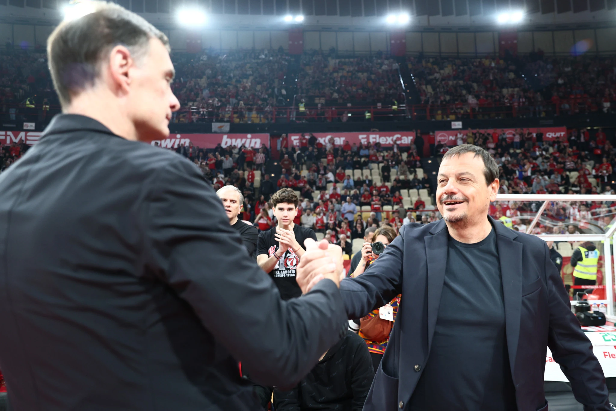 Θερμή αγκαλιά ανάμεσα Γιώργο Μπαρτζώκα και Εργκίν Αταμάν, Πηγή: Intime