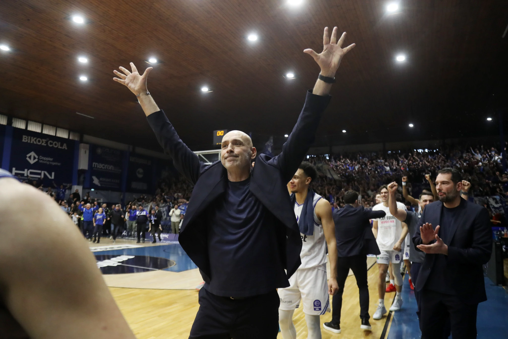 Ο Ζόραν Λούκιτς αποθεώθηκε από τον κόσμο του Ηρακλή μετά τη νίκη επί του Παναθηναϊκού/Πηγή: intime