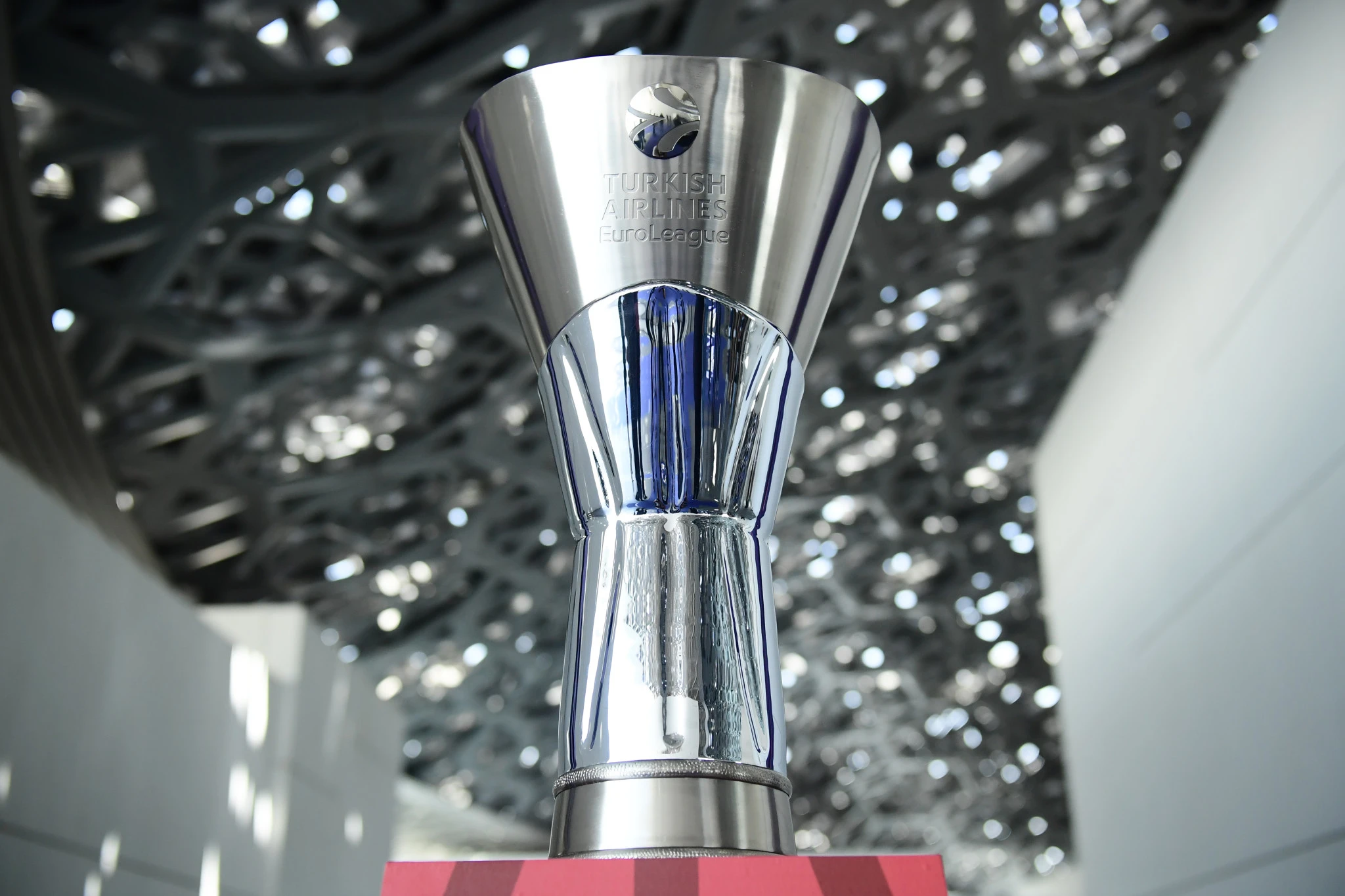 Η κούπα της EuroLeague στο Λούβρο / Πηγή: Eurokinissi