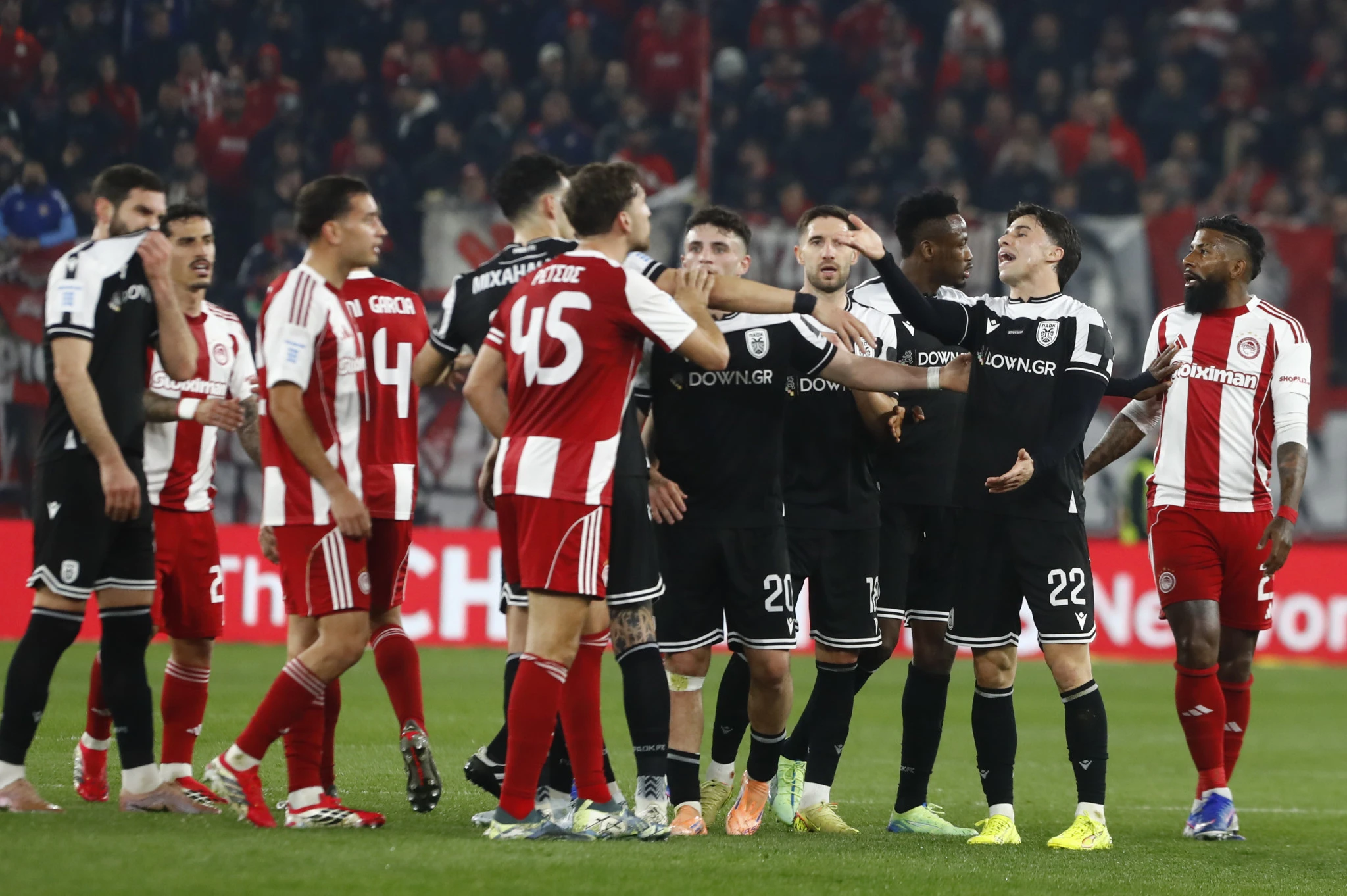 Ένταση στο ντέρμπι μεταξύ παικτών του Ολυμπιακού και του ΠΑΟΚ / Πηγή: Eurokinissi