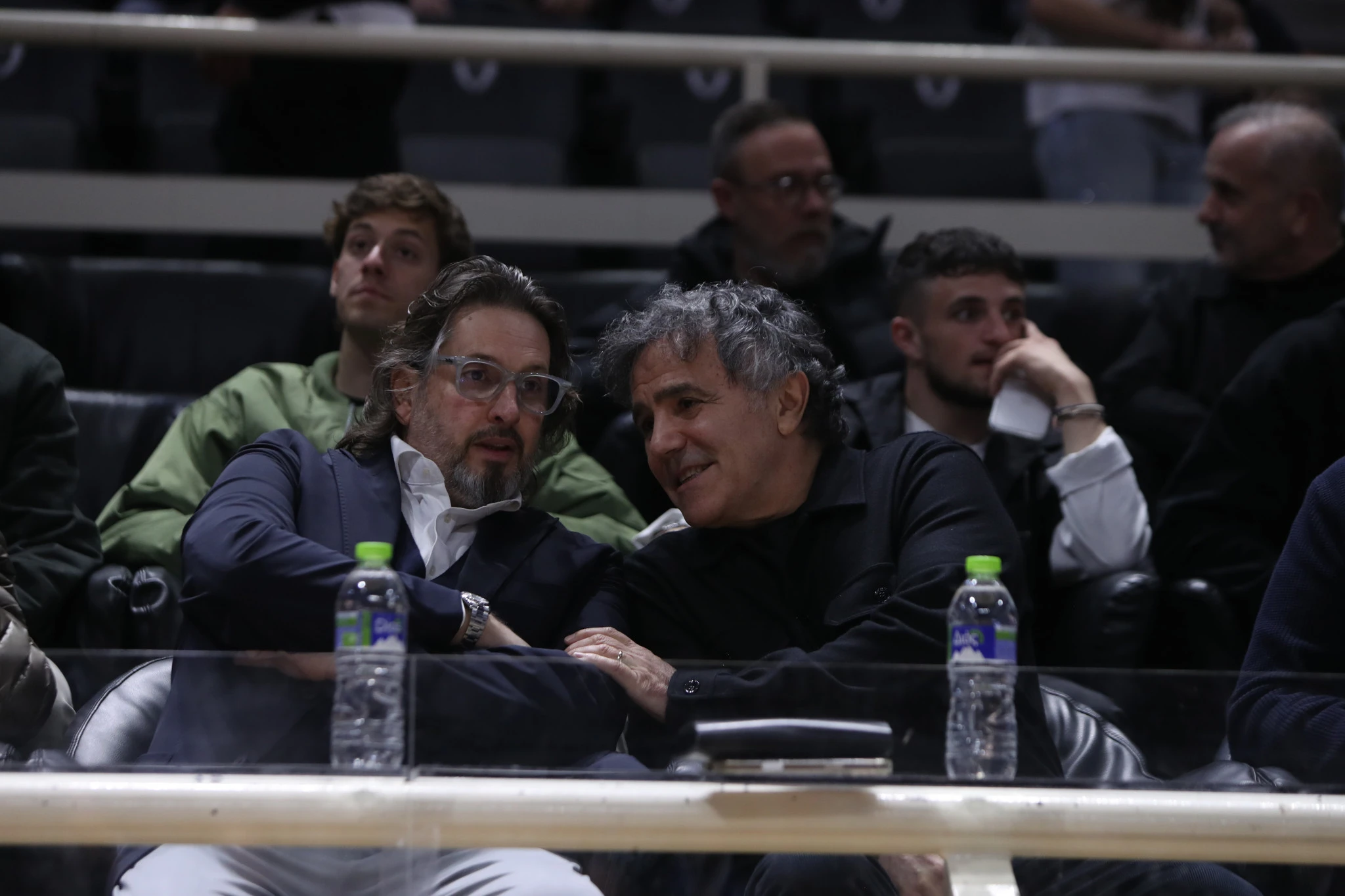 Ο σύμβουλος και ο ιδιοκτήτης της ΚΑΕ ΠΑΟΚ παρακολουθούν μαζί την αναμέτρηση κόντρα στο Περιστέρι / Πηγή: ΙΝΤΙΜΕ