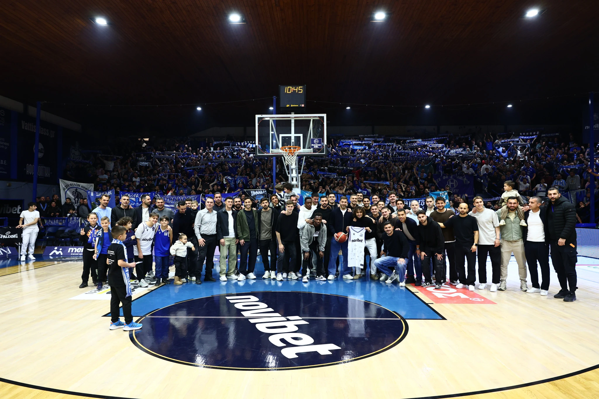 Η τρομερή φωτογραφία με φόντο το πέταλο των οργανωμένων/ Πηγή: Eurokinissi