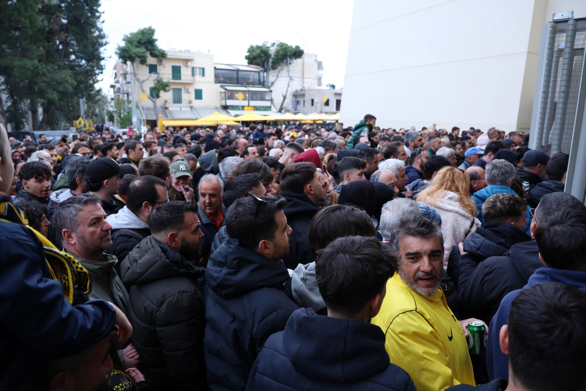 Φίλοι της ΑΕΚ περιμένουν να μπουν να παρακολουθήσουν την προπόνηση/ Πηγή: Intime