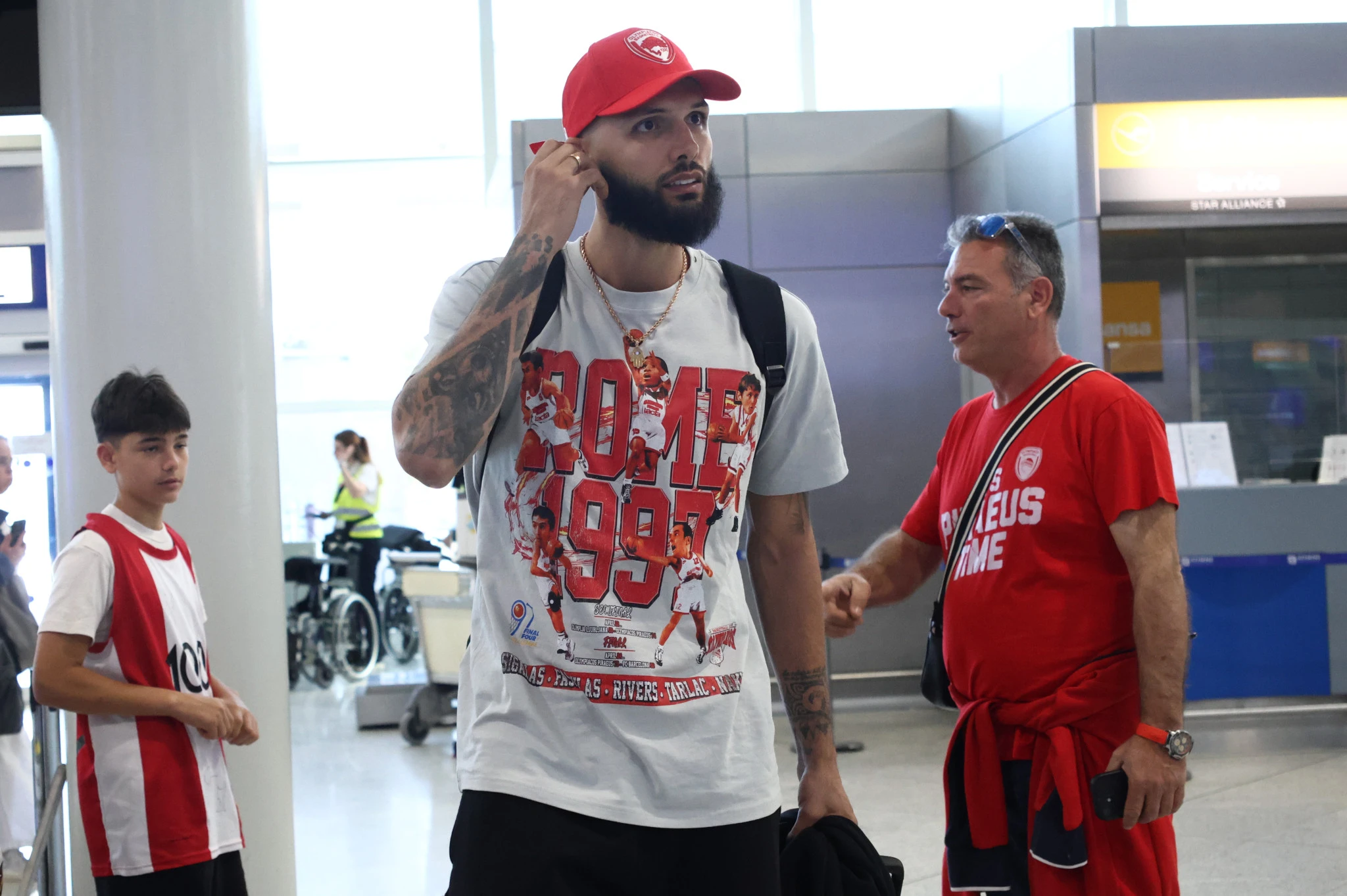 Ο Εβάν Φουρνιέ με το μπλουζάκι από την πρώτη EuroLeague του Ολυμπιακού / πηγή: eurokinissi