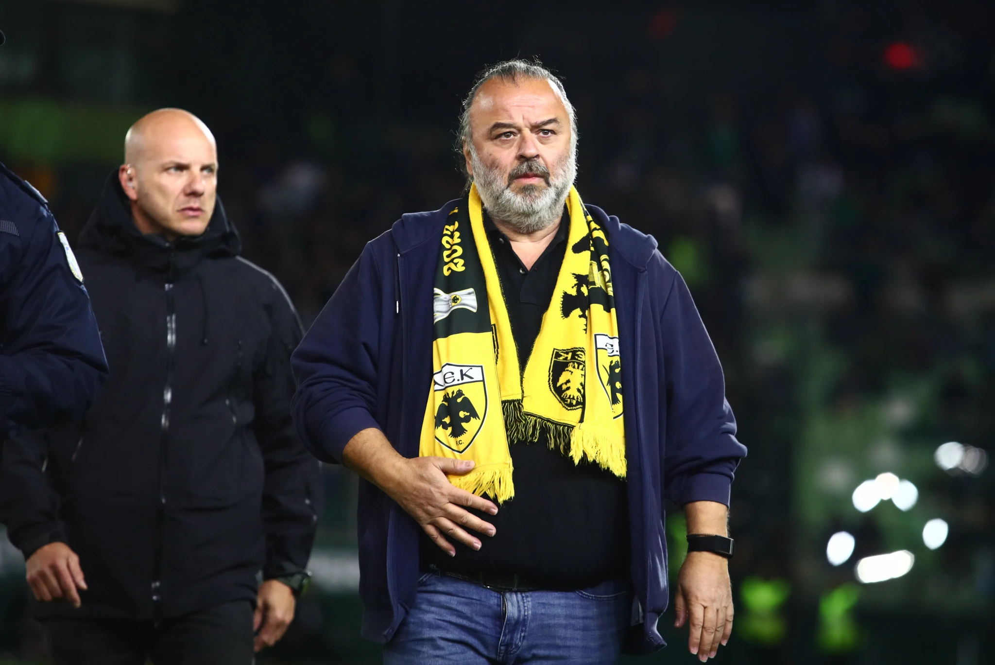 Ο Μάριος Ηλιόπουλος με το κασκόλ της ΑΕΚ στη Λεωφόρο / Πηγή: Eurokinissi