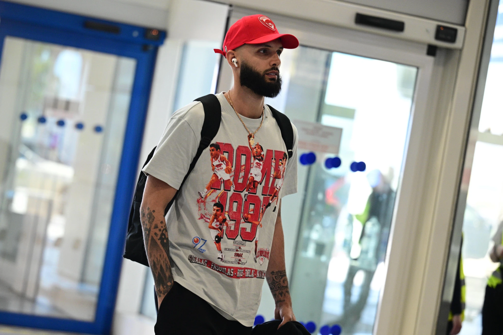 Ο Εβάν Φουρνιέ με το μπλουζάκι από την πρώτη EuroLeague του Ολυμπιακού / πηγή: eurokinissi