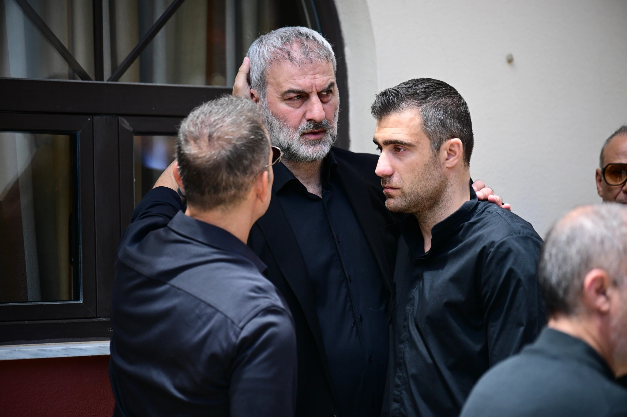 Ντέμης&nbsp;Νικολαΐδης και Σωκράτης Παπασταθόπουλος μαζί με τον&nbsp;Τραϊανό&nbsp;Δέλλα στην κηδεία της Γωγώς Μαστροκώστα / Πηγή: Eurokinissi