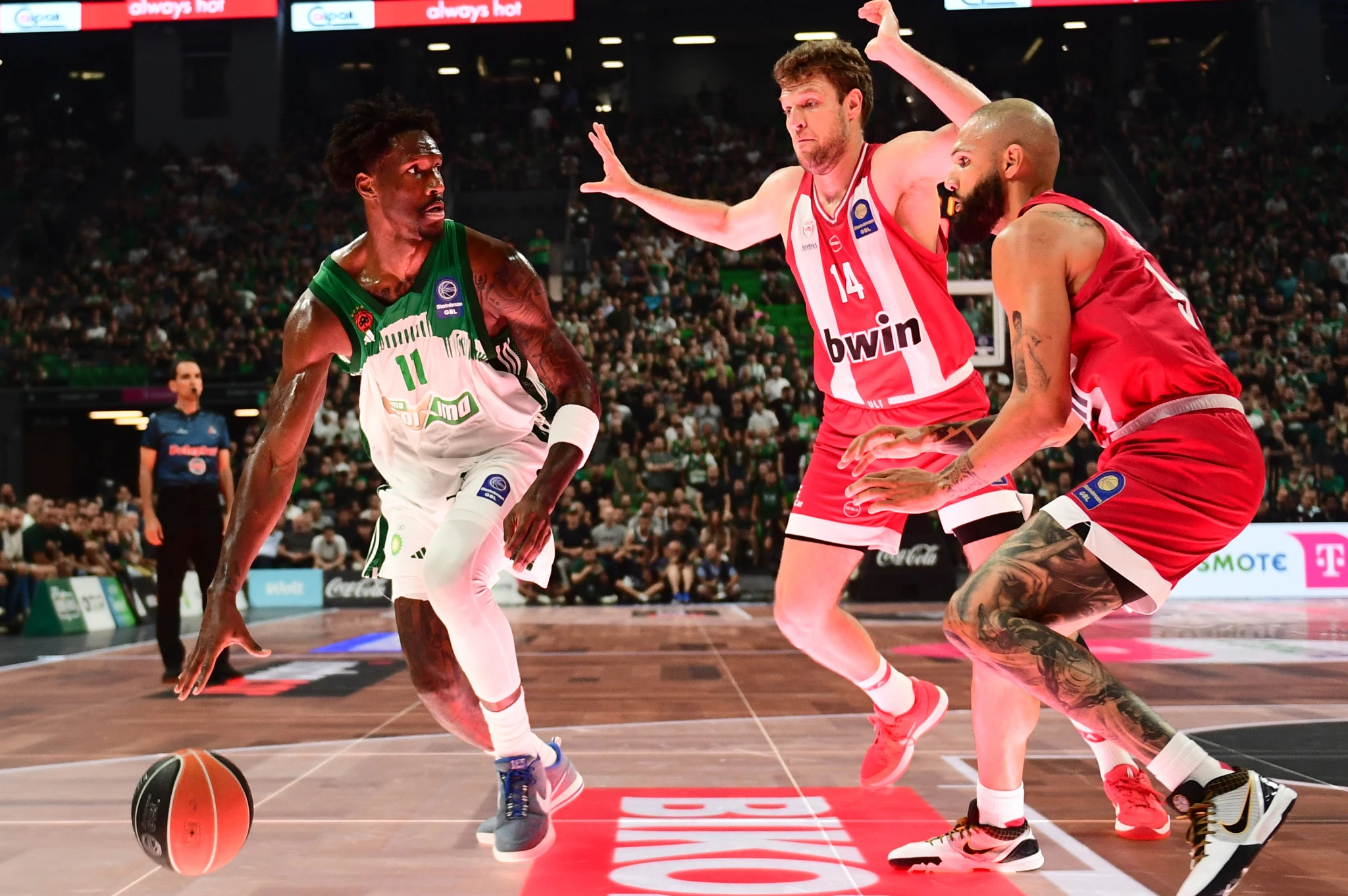 Οι τρεις... ακούραστοι του Game 4: Χέιζ-Ντέιβις, Βεζένκοφ και Φουρνιέ - Πηγή: Eurokinissi