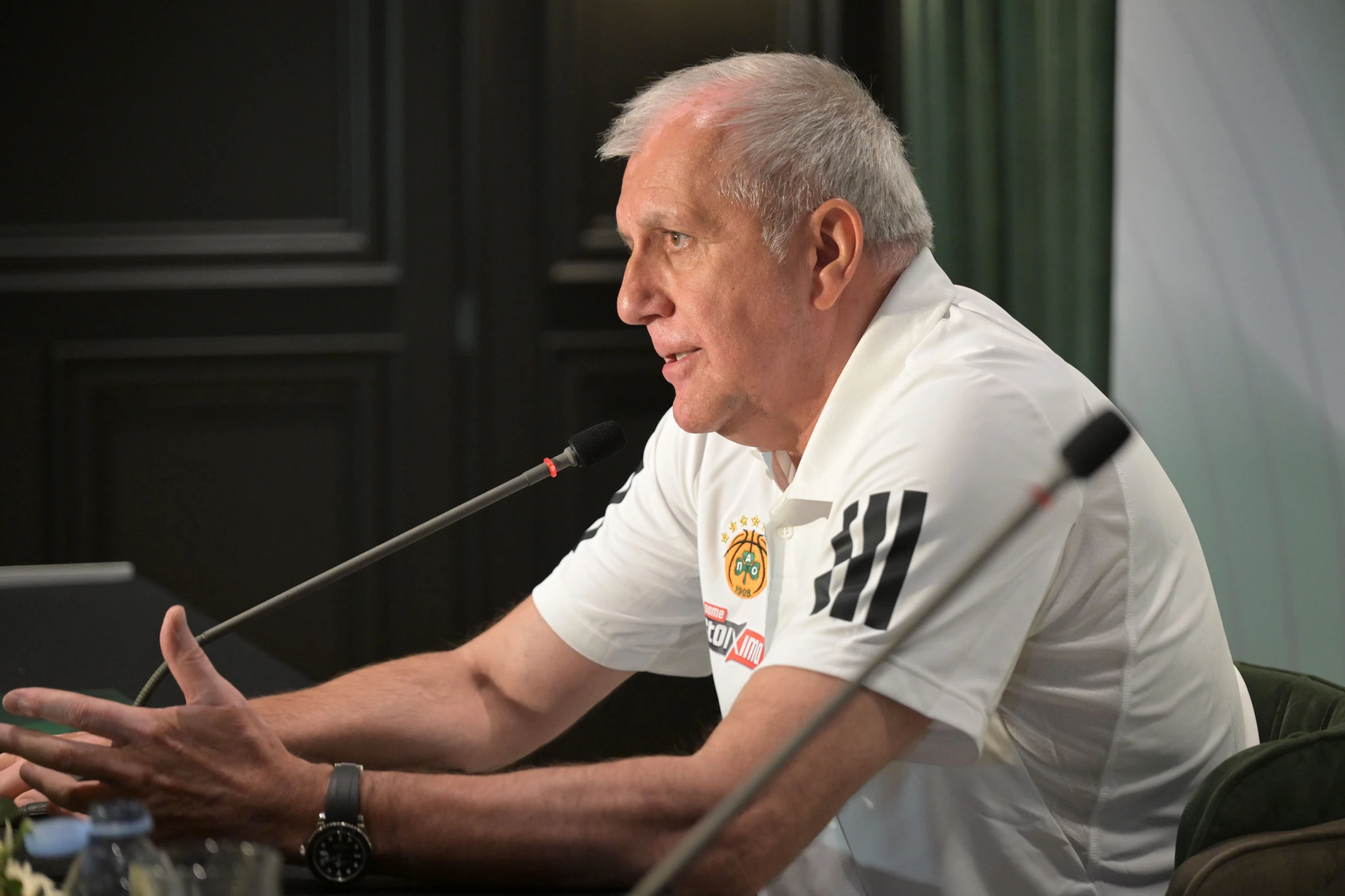 Ο Ζέλικο Ομπράντοβιτς παρουσιάζεται από τον Παναθηναϊκό, φορώντας το Rolex του στο αριστερό χέρι / V.Stolis
