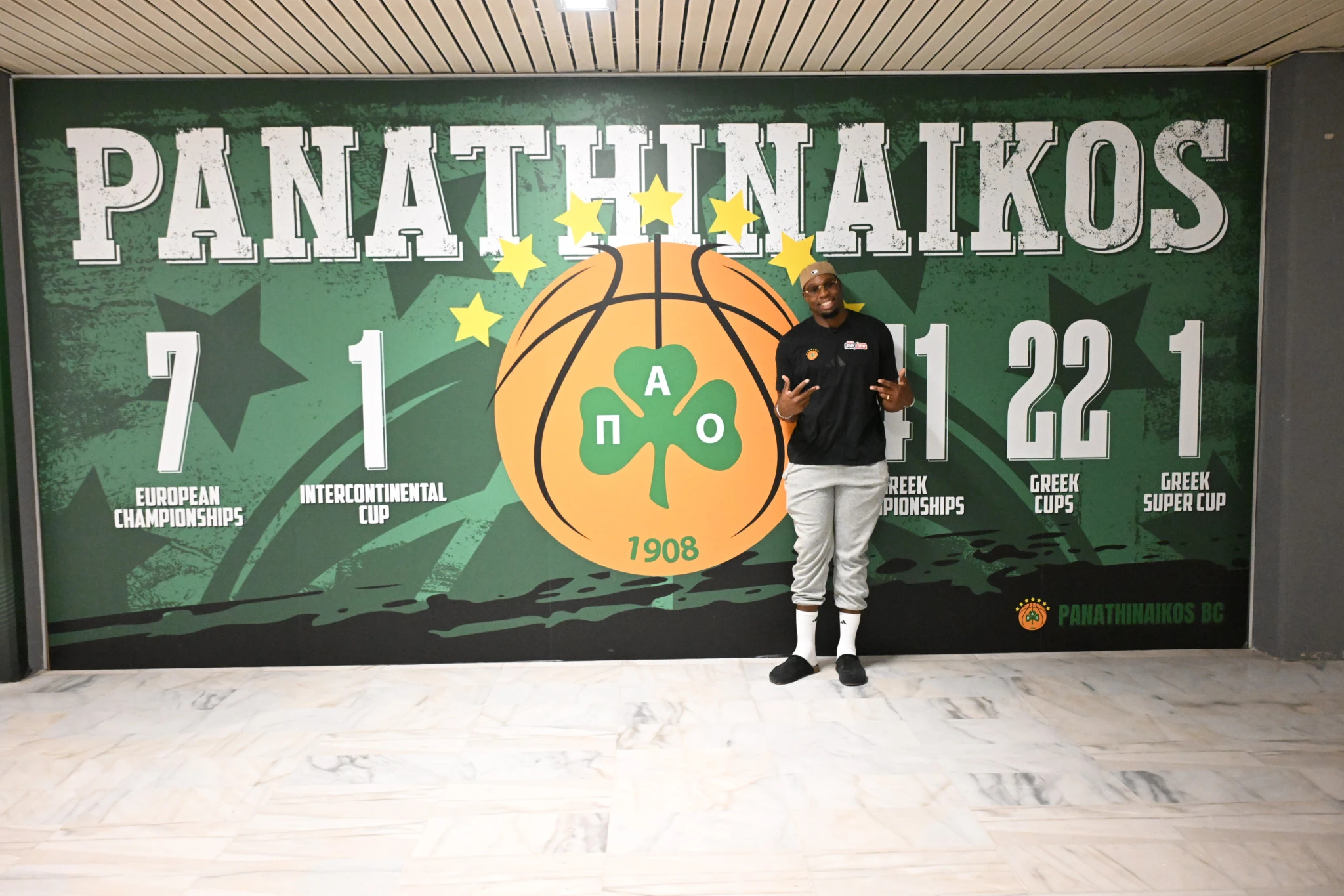 Ο Γκέρσον Γιαμπουσέλε ποζάρει μπροστά στον τοίχο που απεικονίζονται οι επιτυχίες του Παναθηναϊκού σε Ελλάδα και Ευρώπη / Βαγγέλης Στόλης Ο Γκέρσον Γιαμπουσέλε ποζάρει μπροστά στον τοίχο που απεικονίζονται οι επιτυχίες του Παναθηναϊκού σε Ελλάδα και Ευρώπη / Βαγγέλης Στόλης