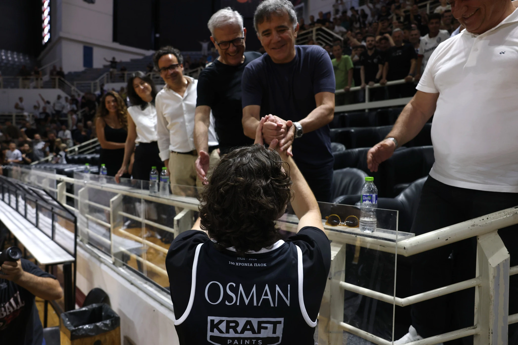 Χειραψία ανάμεσα σε Οσμάν και Μυστακίδη, Πηγή: Intime
