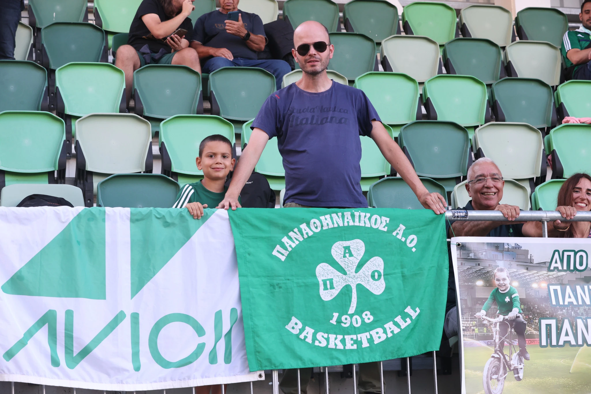 Φίλοι του Παναθηναϊκού στις κερκίδες