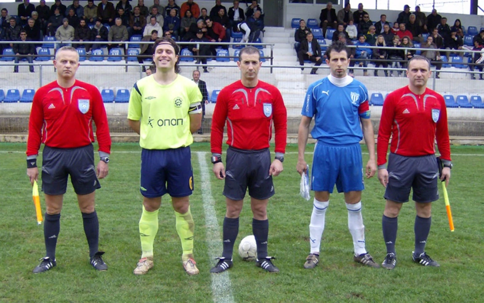 Ο Κώστας Λέντζος με την μπλε φανέλα του Εθνικού Φιλιππιάδας / Πηγή: Intime