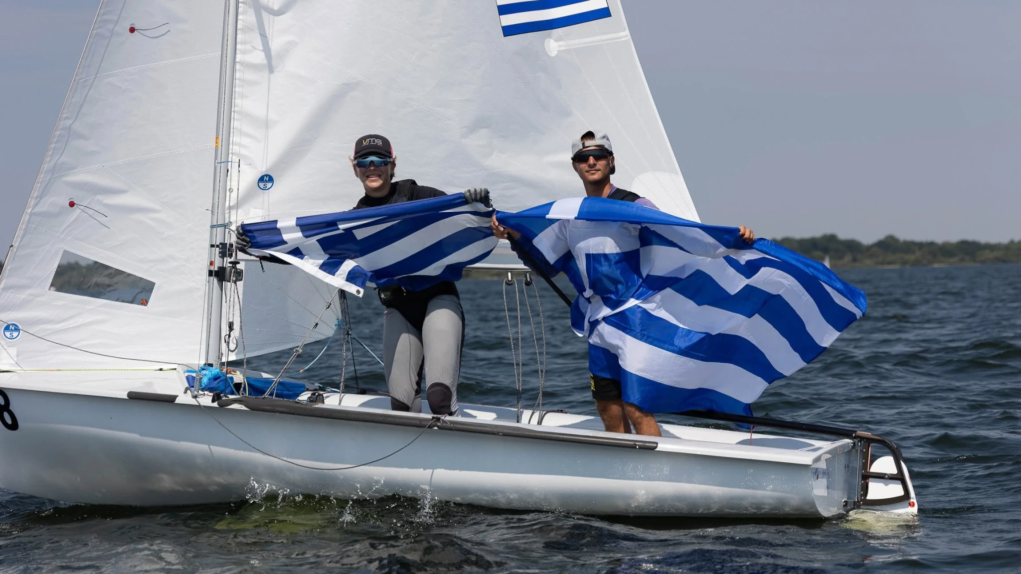 Οι Ιάσων Παναγόπουλος και Φεβρωνία Μπουζάνα μετά τη νίκη τους στο Παγκόσμιο 420 / Πηγή: International 420 Class Association