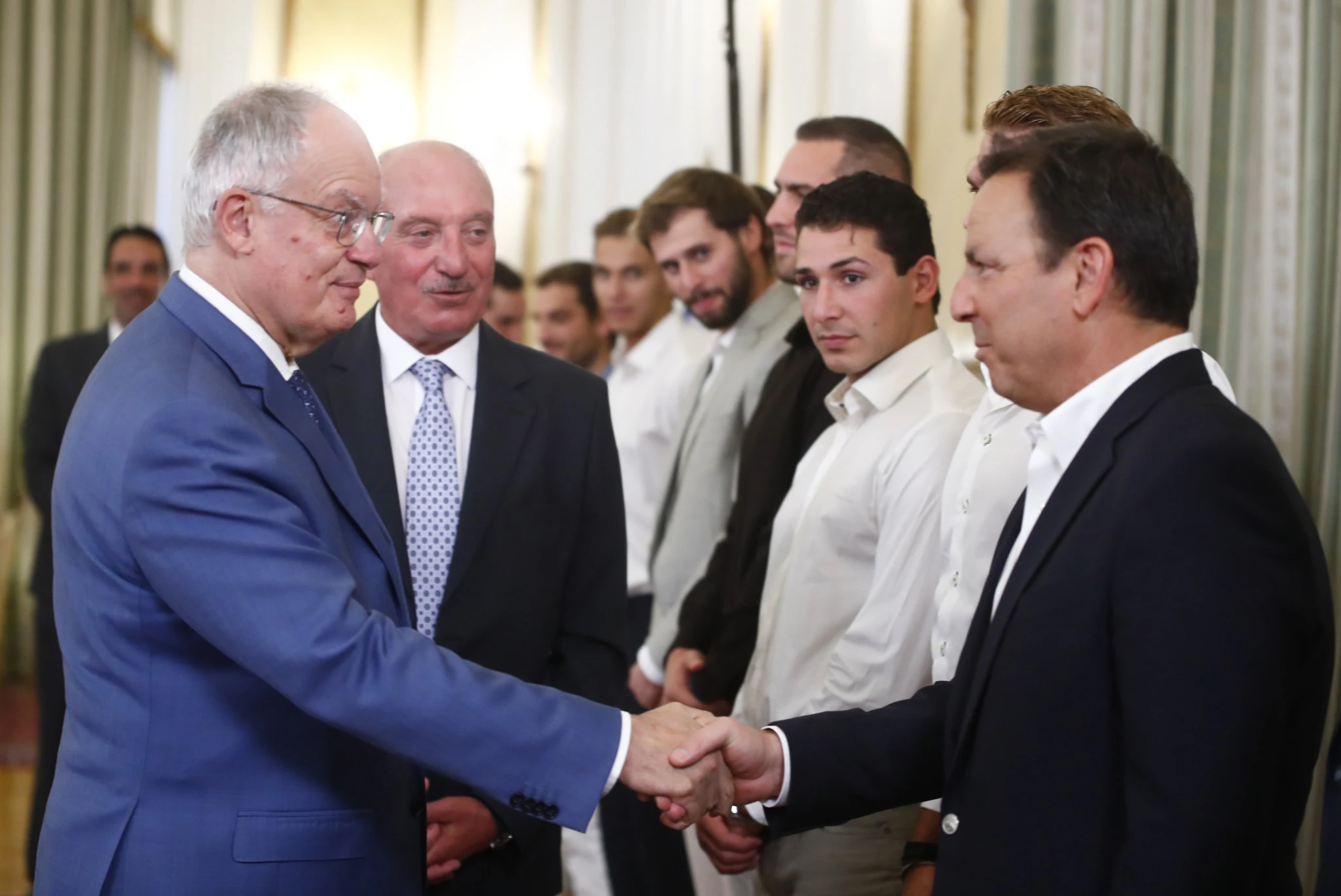 Ο Πρόεδρος της Δημοκρατίας Τασούλας χαιρετά τον Θοδωρή Βλάχο / Πηγή: Eurokinissi