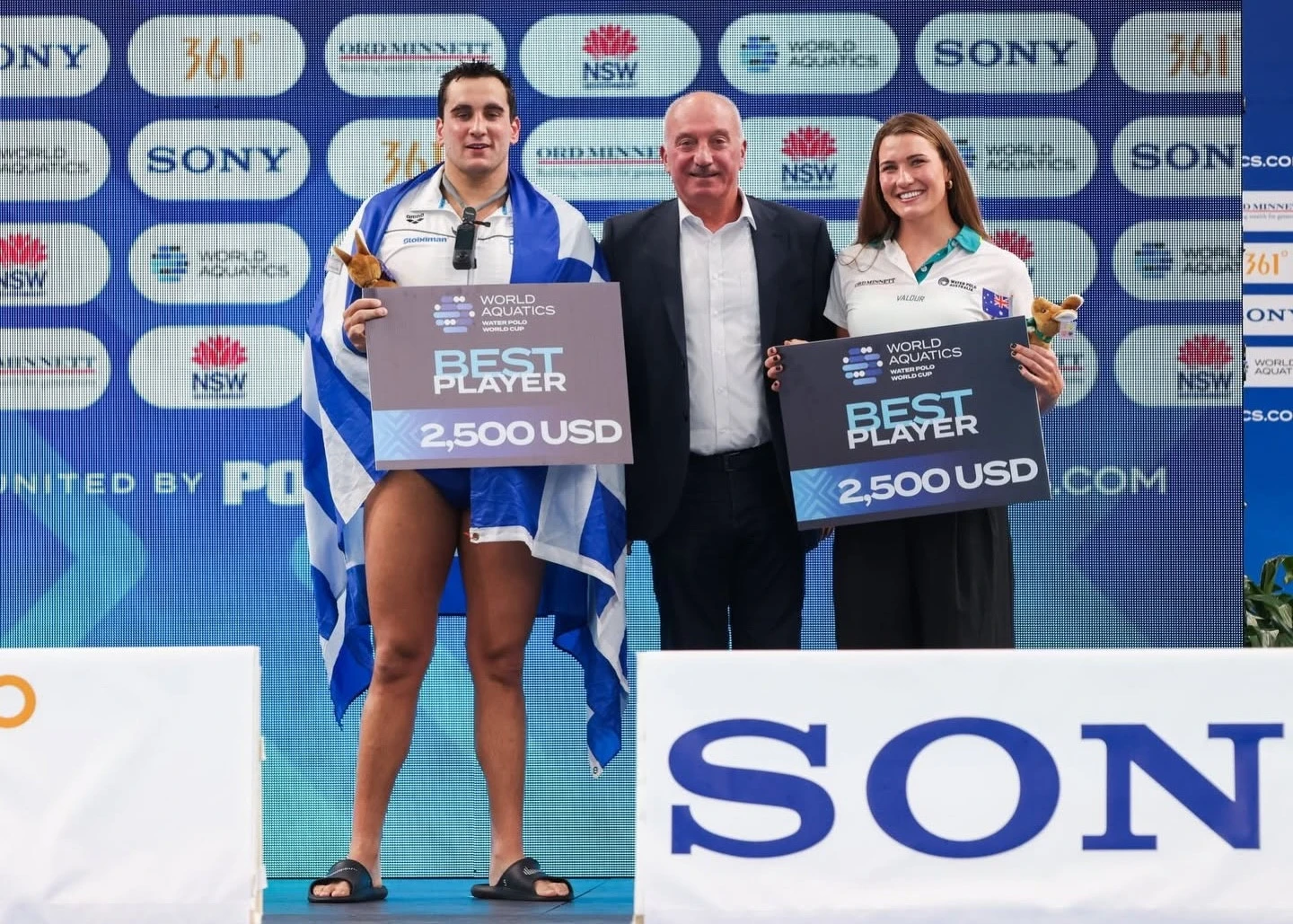 Ο Αργυρόπουλος δέχεται το βραβείο του MVP της διοργάνωσγς από τον Κυριάκο Γιαννόπουλο / Πηγή: Hellenic Water Polo