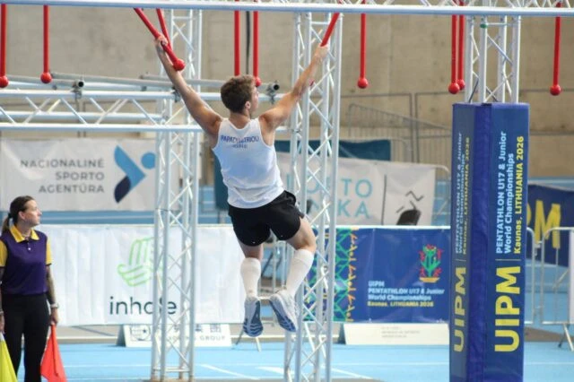 Ο Νίκος Παπαδημητρίου στο obstacle racing / Πηγή: ΕΟΜΟΠ