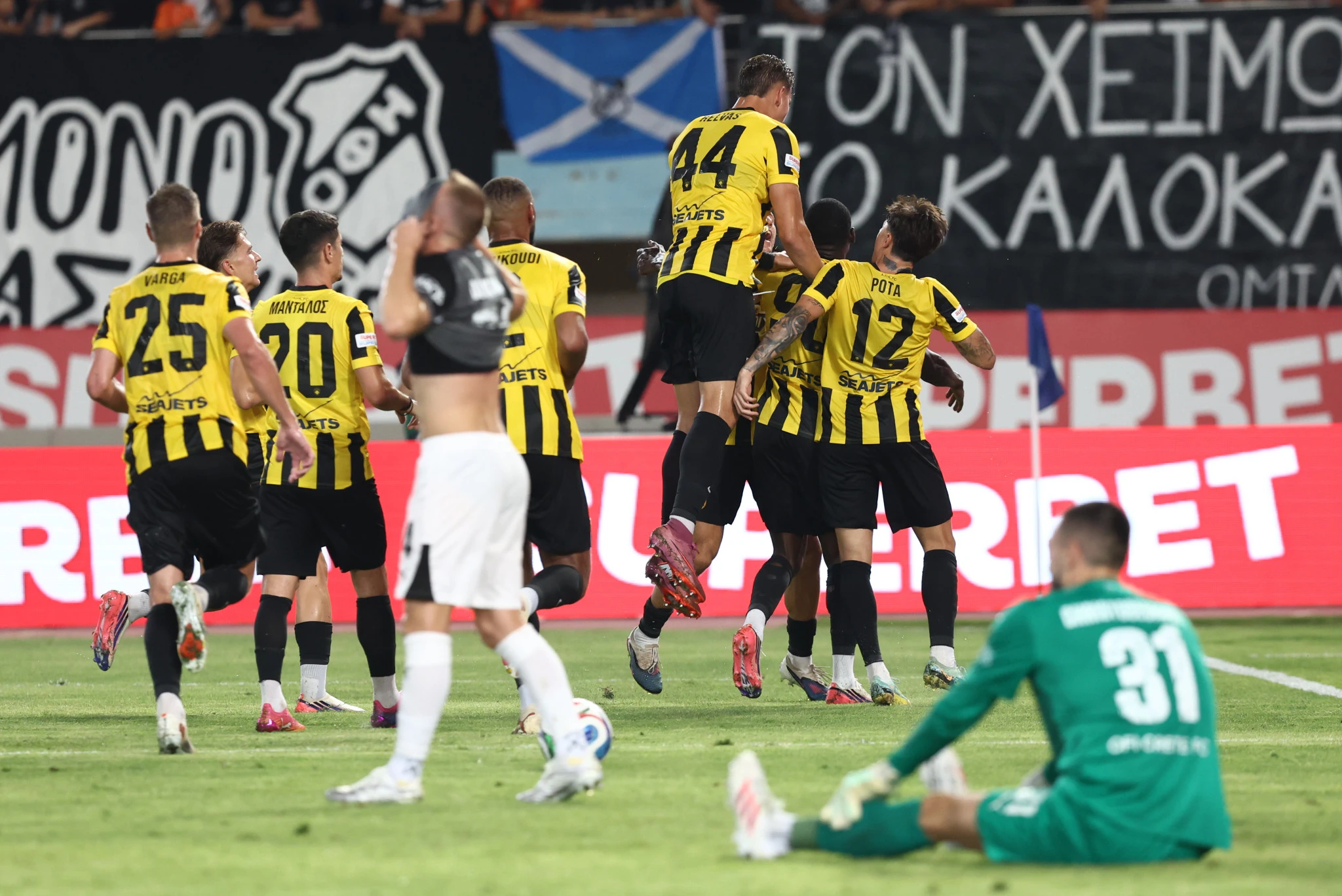 Οι παίκτες της ΑΕΚ πανηγυρίζουν το 2-2 στο φινάλε / Πηγή: InTime