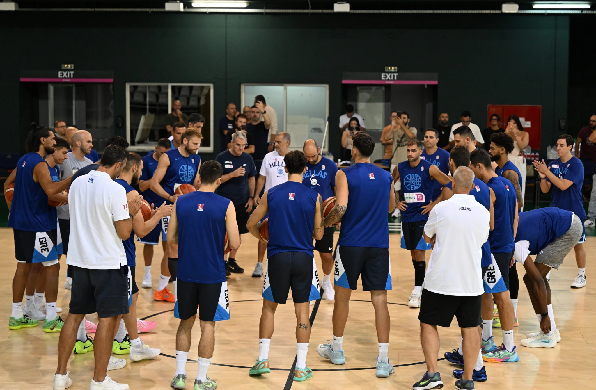 Oι Έλληνες διεθνείς συγκεντρωμένοι στο βοηθητικό του ΟΑΚΑ / Eurokinissi