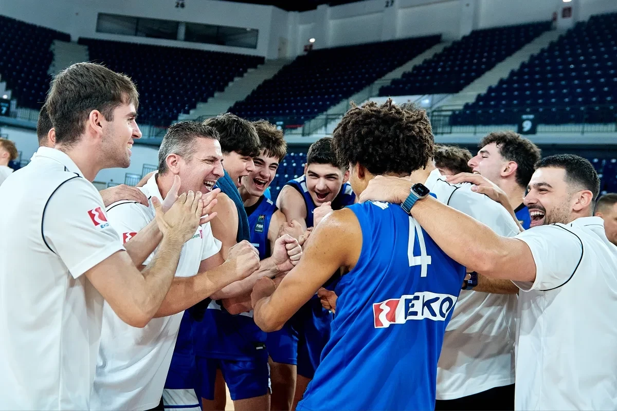 Mία «γροθιά» οι παίκτες της Εθνικής Ελλάδας μετά τη νίκη απέναντι στους Πολωνούς / Πηγή: FIBA Basketball photos&nbsp;