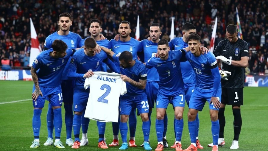 Οι παίκτες της Εθνικής Ελλάδας κρατάνε τη φανέλα του Τζορτζ Μπάλντοκ/Intime