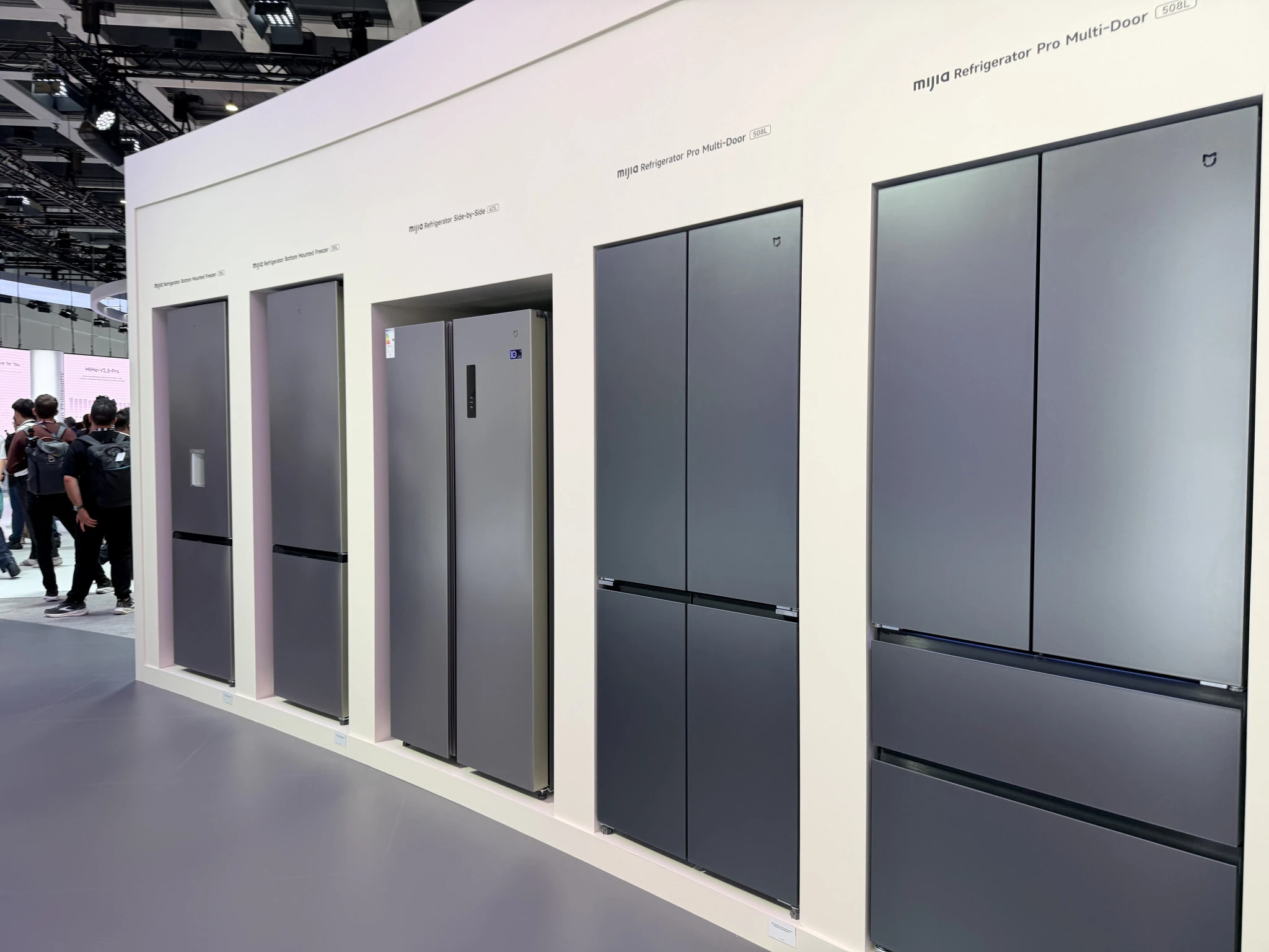Πλήθος "έξυπνων" οικιακών συσκευών στο booth της Xiaomi στην IFA 2026
