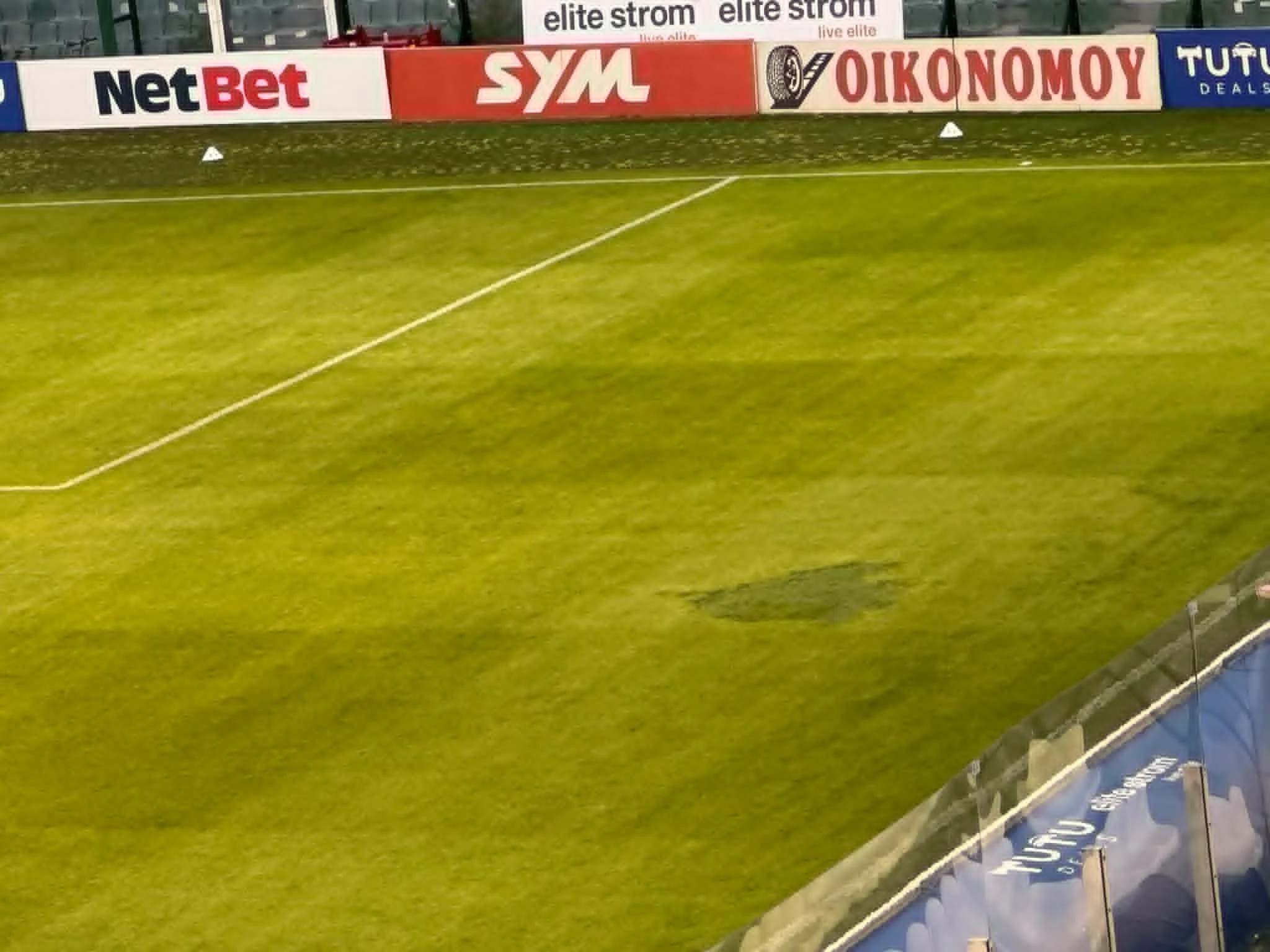 To μπάλωμα στην τρύπα στο χορτάρι της Λεωφόρου / Πηγή: Athletiko.gr