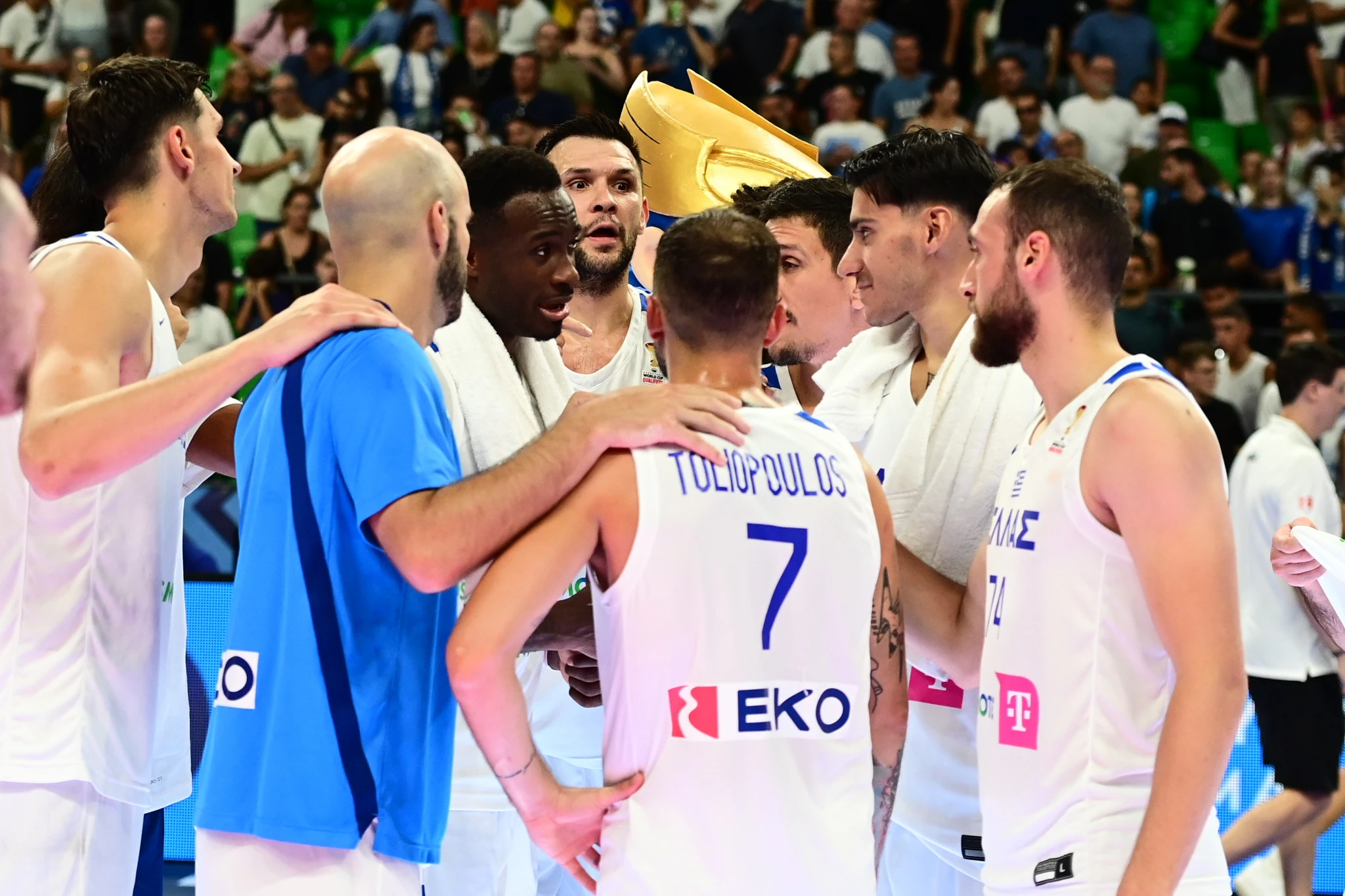 Σύσσωμη η ομάδα της Εθνικής Ελλάδας στο παρκέ του T-Center / Πηγή: Eurokinissi