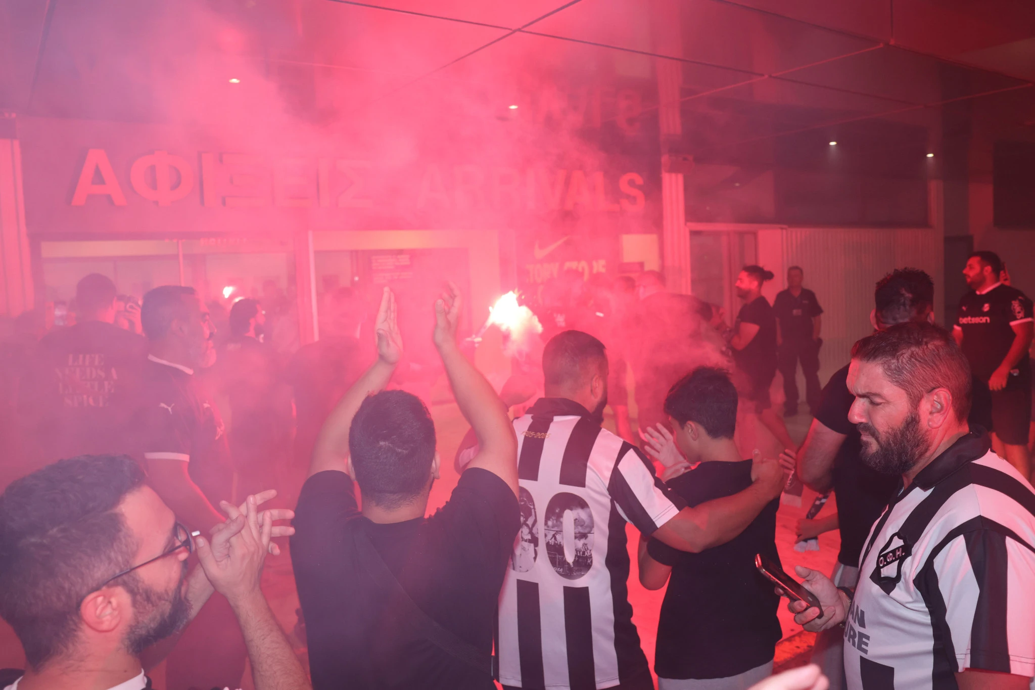 Χαμός στο αεροδρόμιο του Ηρακλείου για τον ΟΦΗ&nbsp;/ Πηγή: Eurokinissi