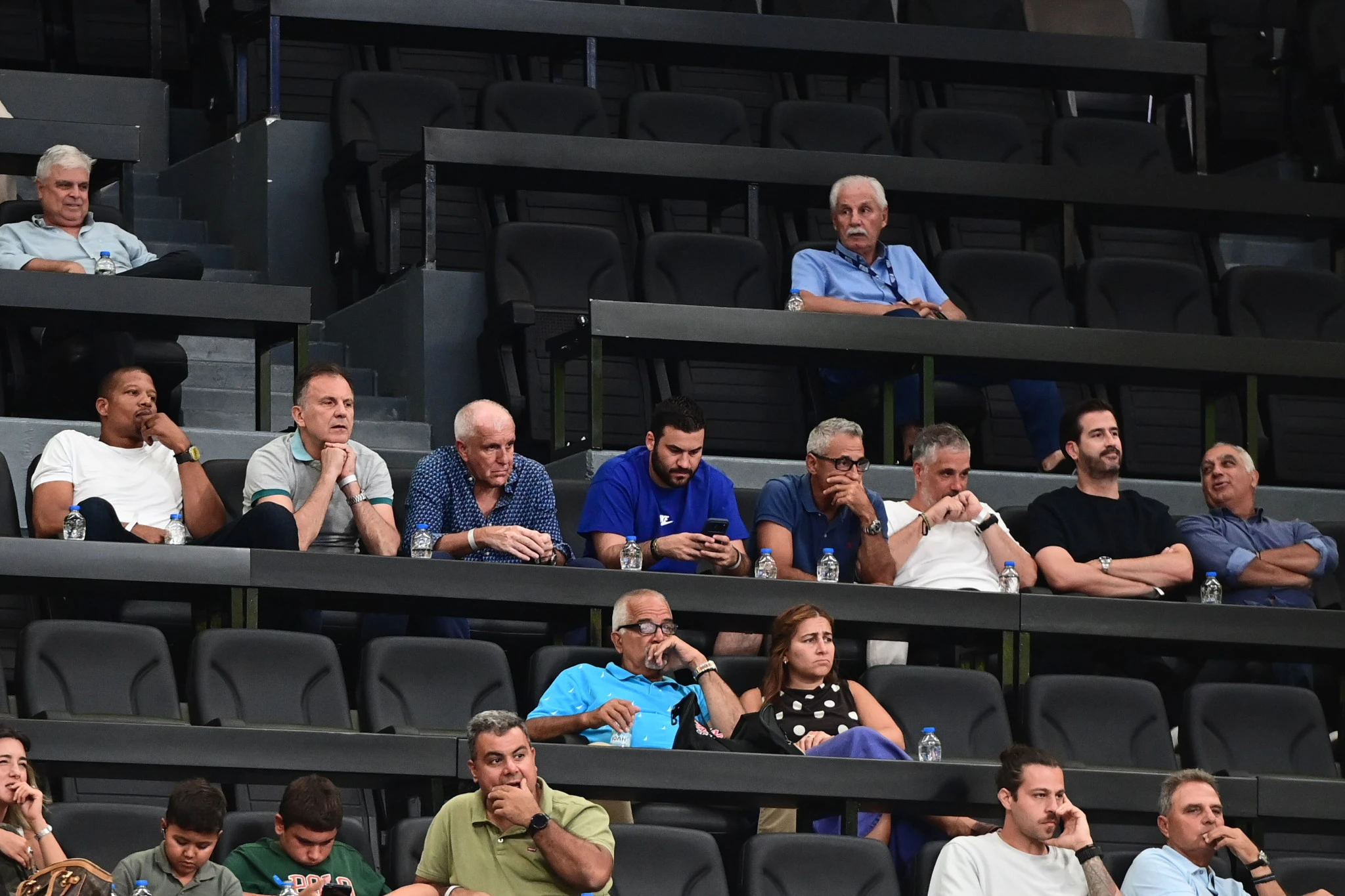 O Ζέλικο Ομπράντοβιτς και οι συνεργάτες του παρακολούθησαν το φιλικό της Εθνικής με την Κύπρο / Πηγή: Eurokinissi