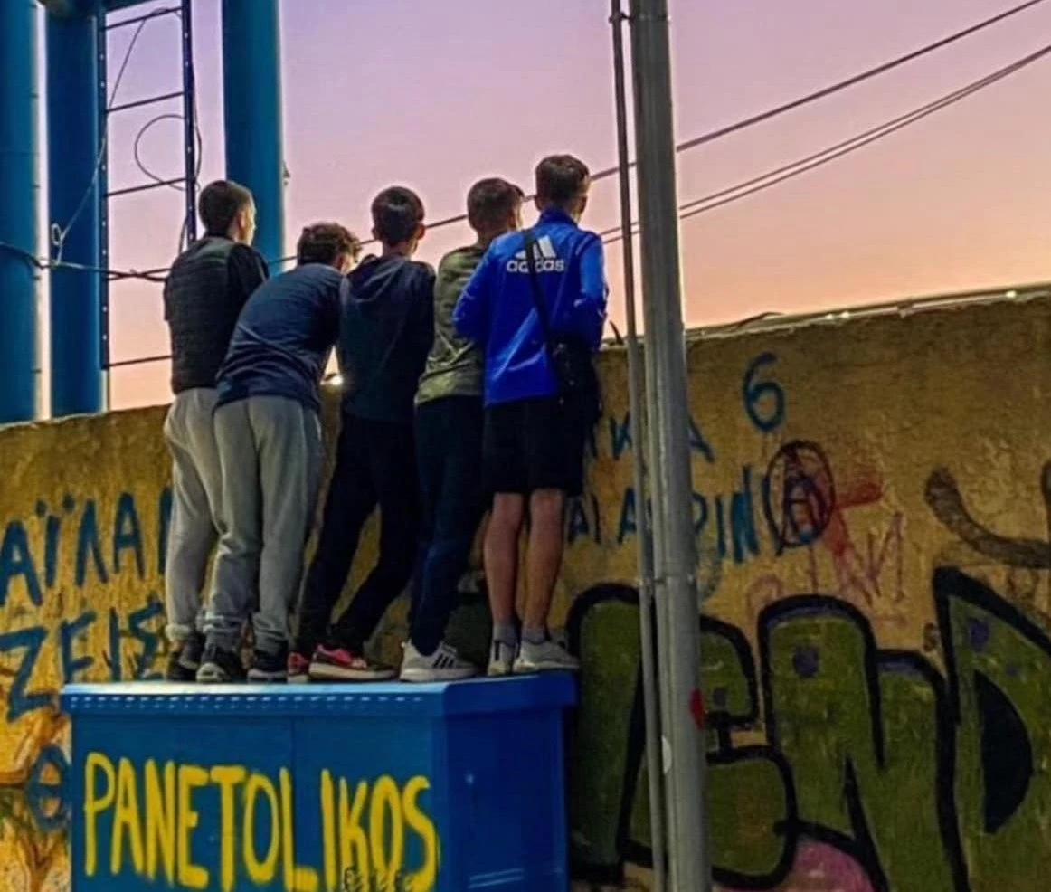 Η αγάπη για την ομάδα: οι νεαροί φίλοι του Παναιτωλικού είδαν τον Παναιτωλικό επιλέγοντας ένα ευρηματικό τρόπο / Πηγή: Titormos.net