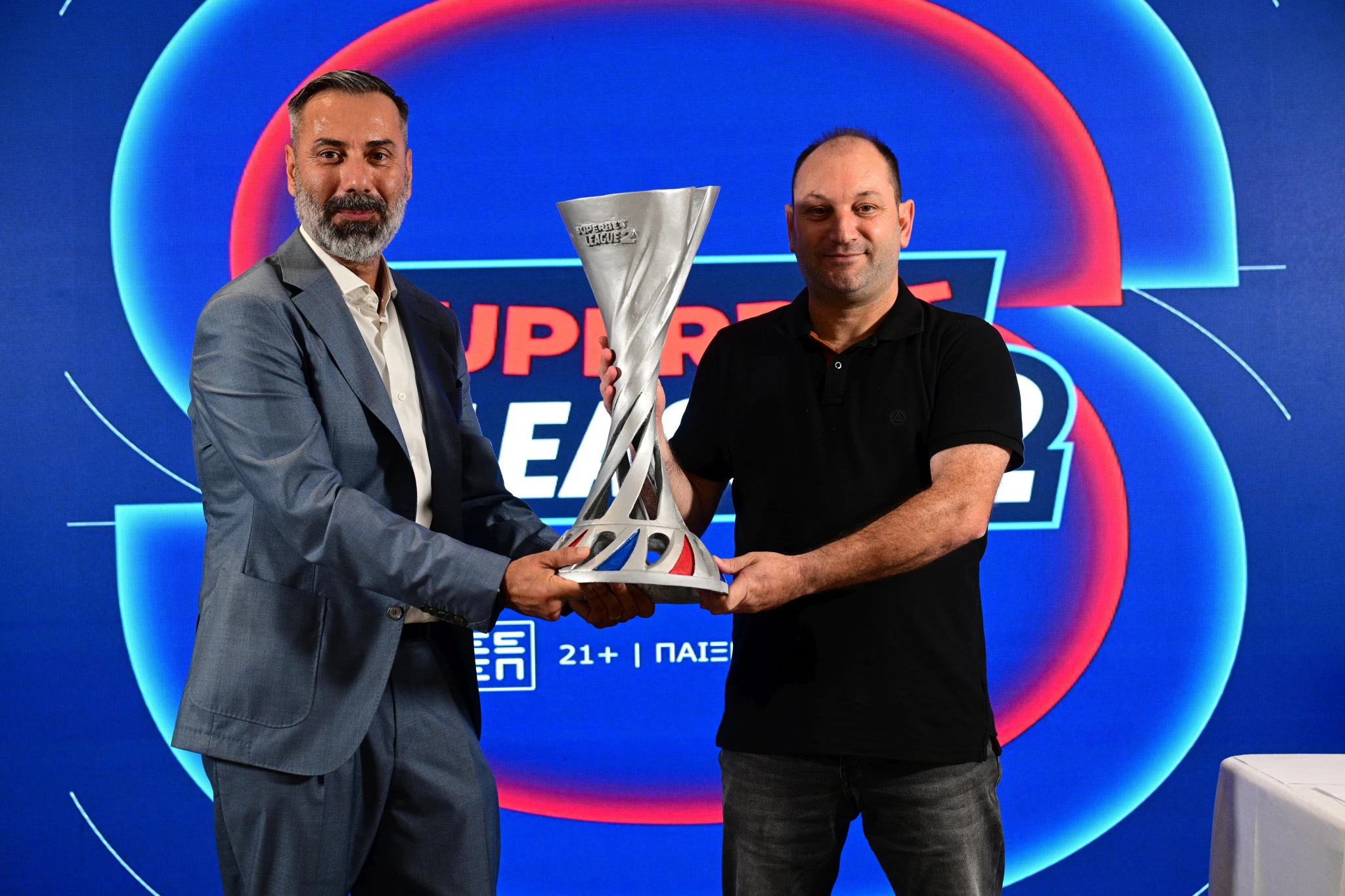 Ο general manager της Superbet, Γιάννης Καλαμβόκης με τον πρόεδρο της Superbet League 2, Πέτρο Μαρτσουκο / Πηγή: Eurokinissi