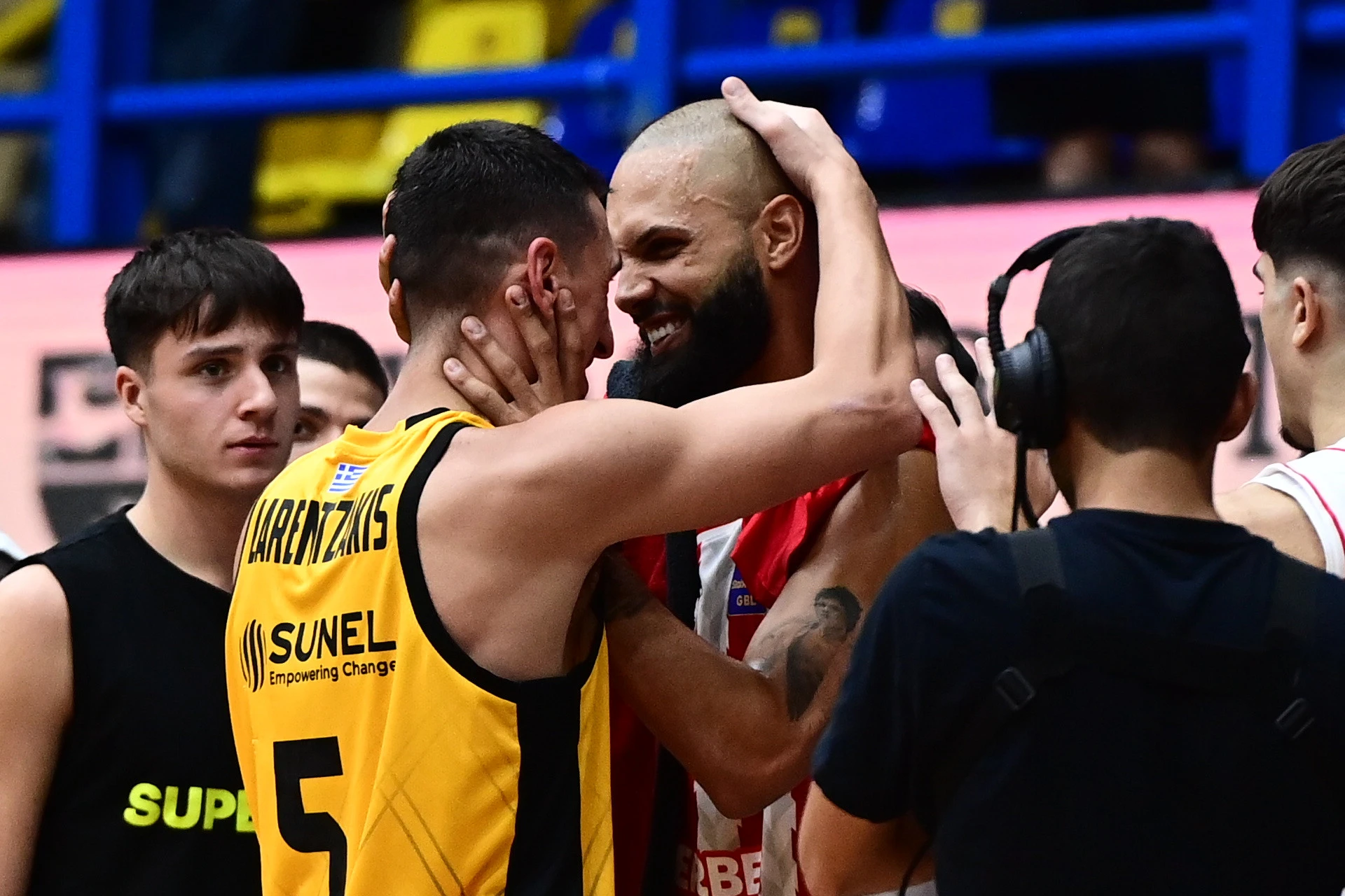 Ο θερμός εναγκαλισμός Λαρεντζάκη και Φουρνιέ, Πηγή: Intime