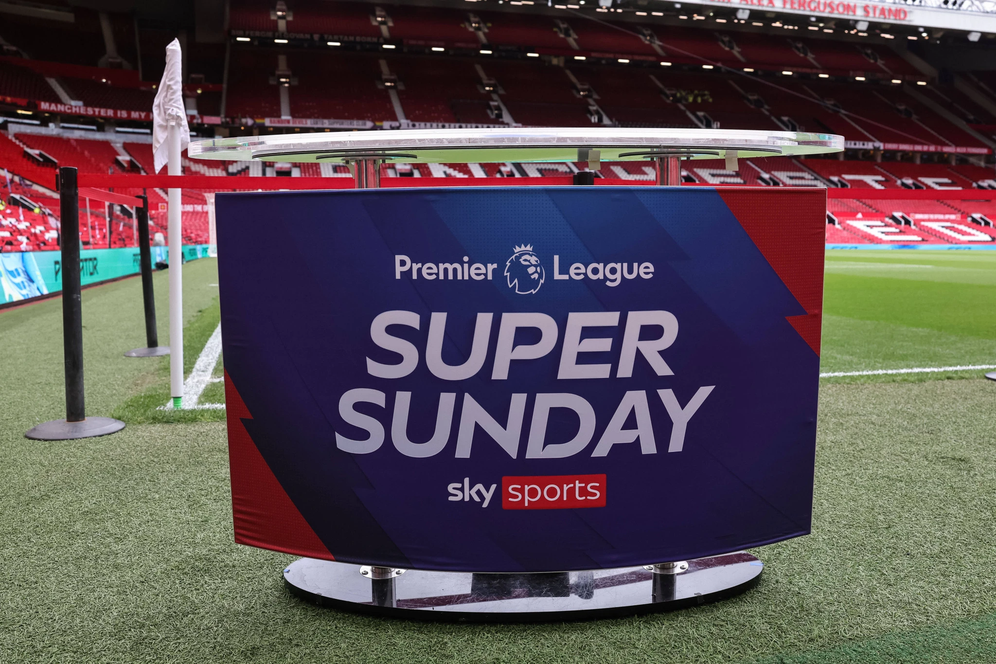 Το πάνελ μετάδοσης της εκπομπής «Super Sunday» του Sky Sports κατά τη διάρκεια του αγώνα Premier League / Πηγή: Imago