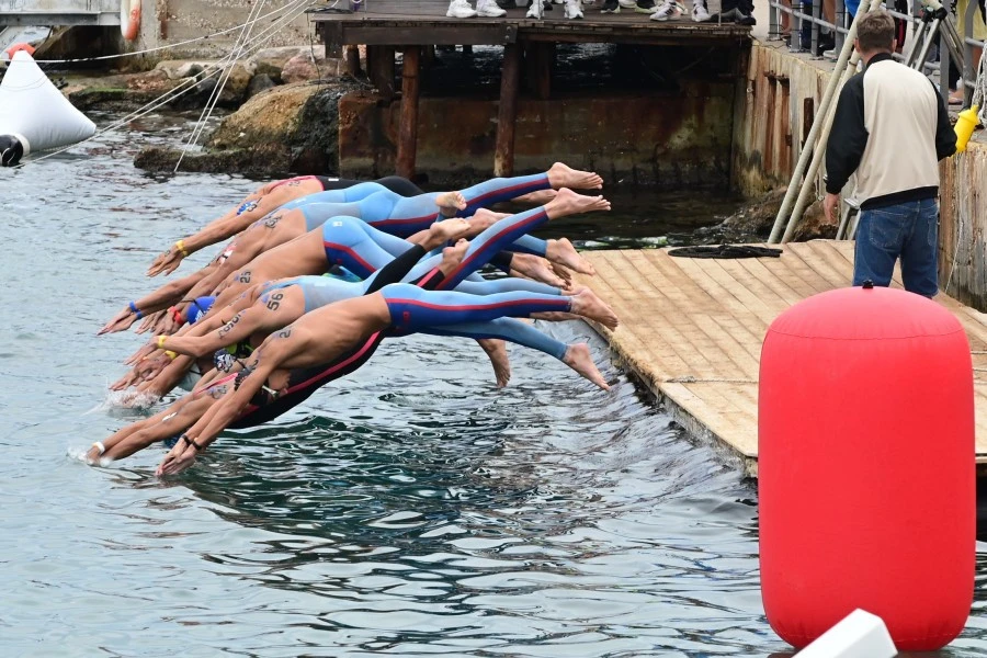 Εκκίνηση αγώνα open water στον Λαιμό της Βουλιαγμένης / Πηγή: ΚΟΕ