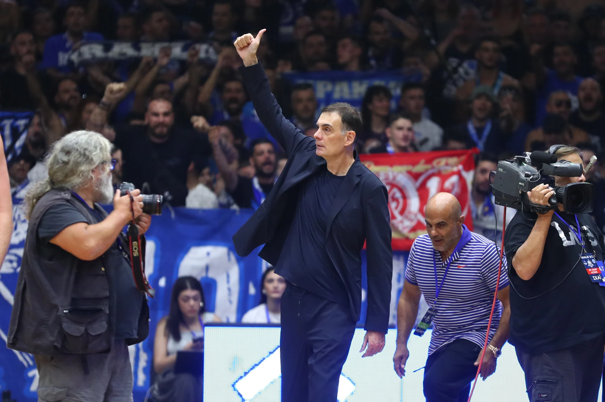 Η αντίδραση του Μπαρτζώκα στο Ιβανώφειο, όσο ακούγονταν τα υβριστικά συνθήματα / Eurokinissi