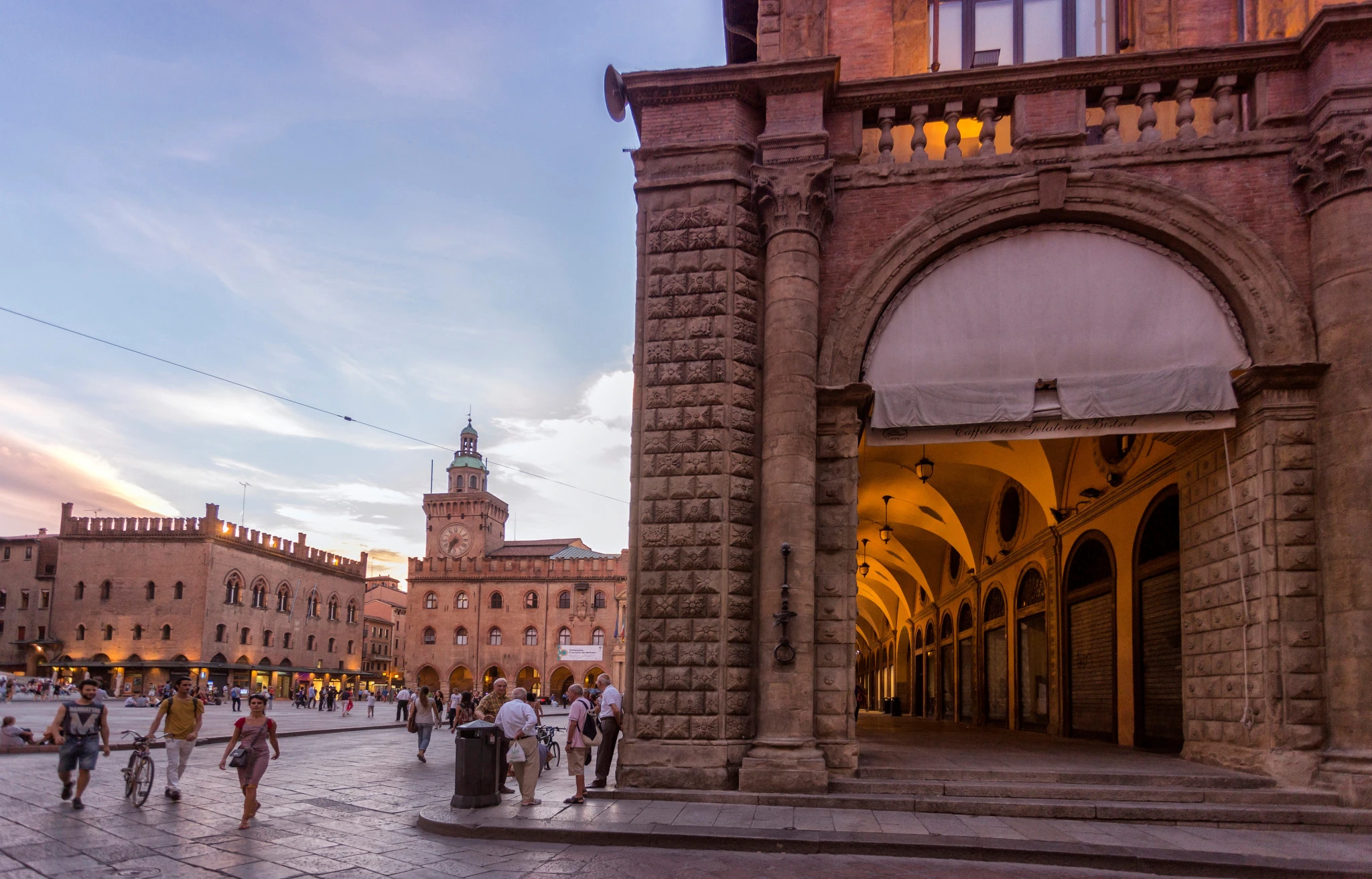 Μία από τις αμέτρητες στοές στην Piazza Maggiore - Πηγή:&nbsp;Giuseppe Greco / Universal Images Group via Getty Images